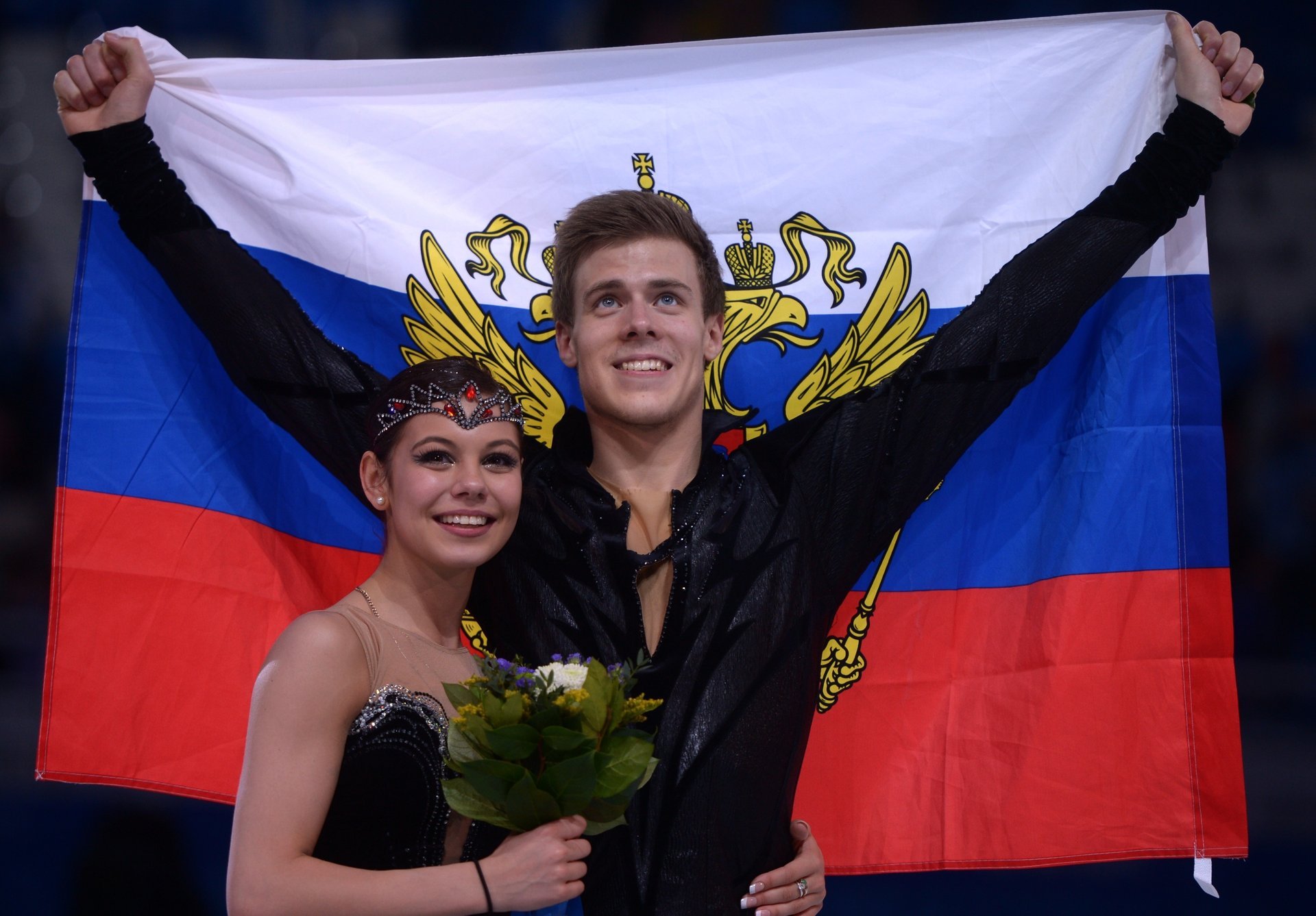 Фигуристы на соревнованиях с российским флагом