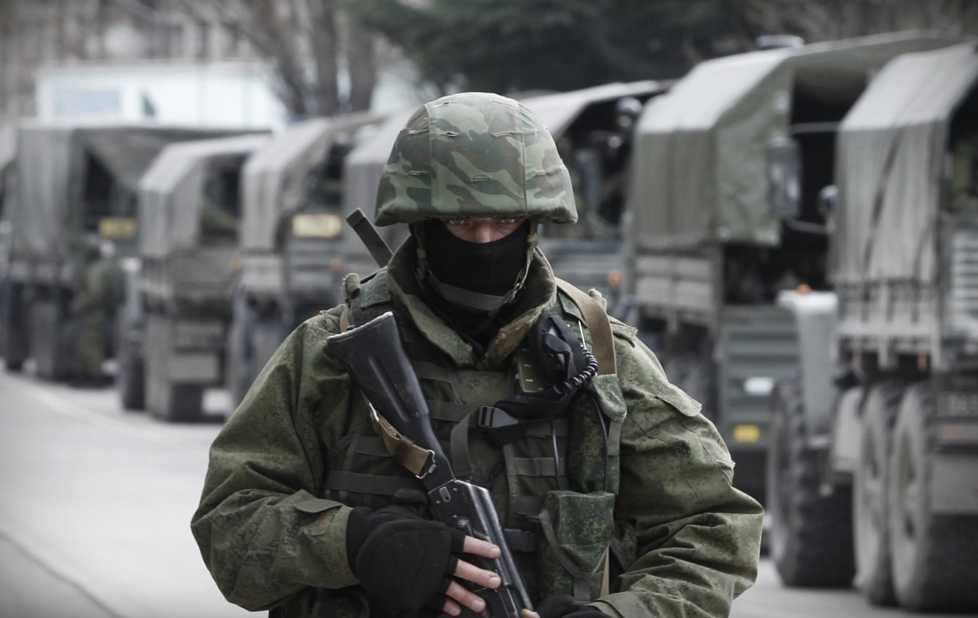 россия республика крым севастополь балаклава автомат шлем маска солдат вдв военный вежливые люди