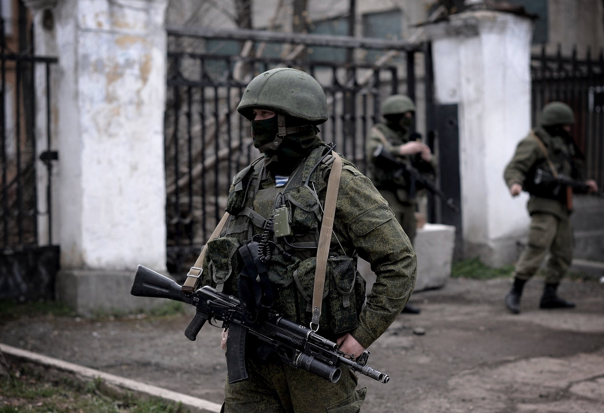 россия крым севастополь автомат шлем маска солдаты вдв военные вежливые люди