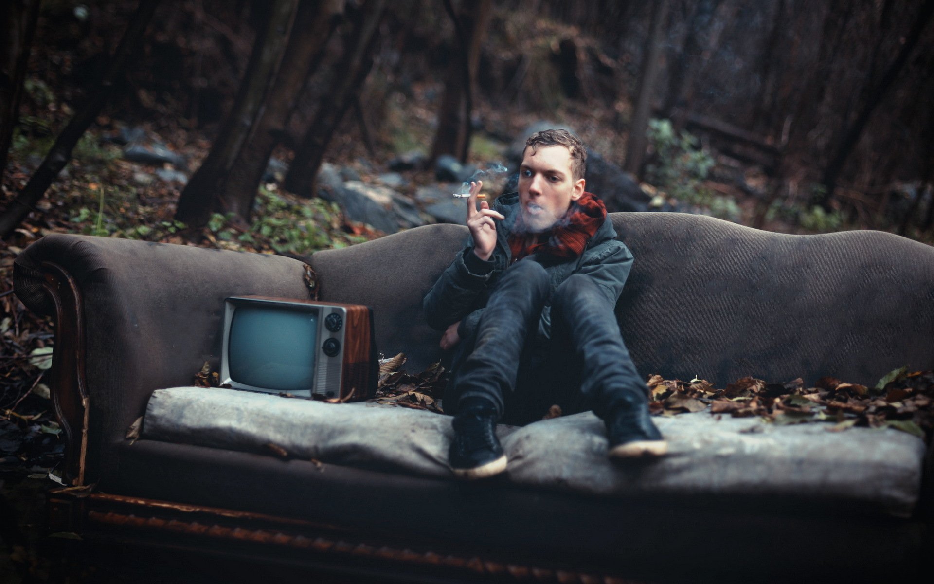 Картинка tv man. Мужчина на диване фотосессия. Атмосферная фотосессия. Человек лежит на диване. Парень с сигарой на диване.