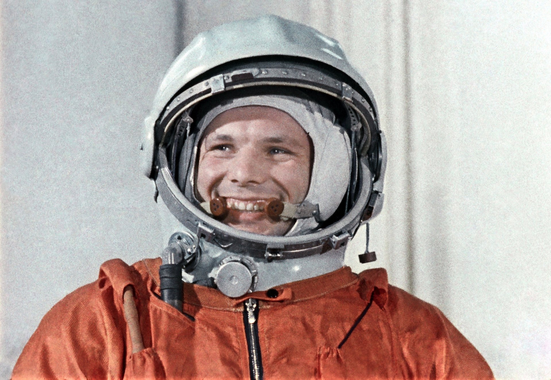 юрий гагарин космонавт легенда герой улыбка скафандр