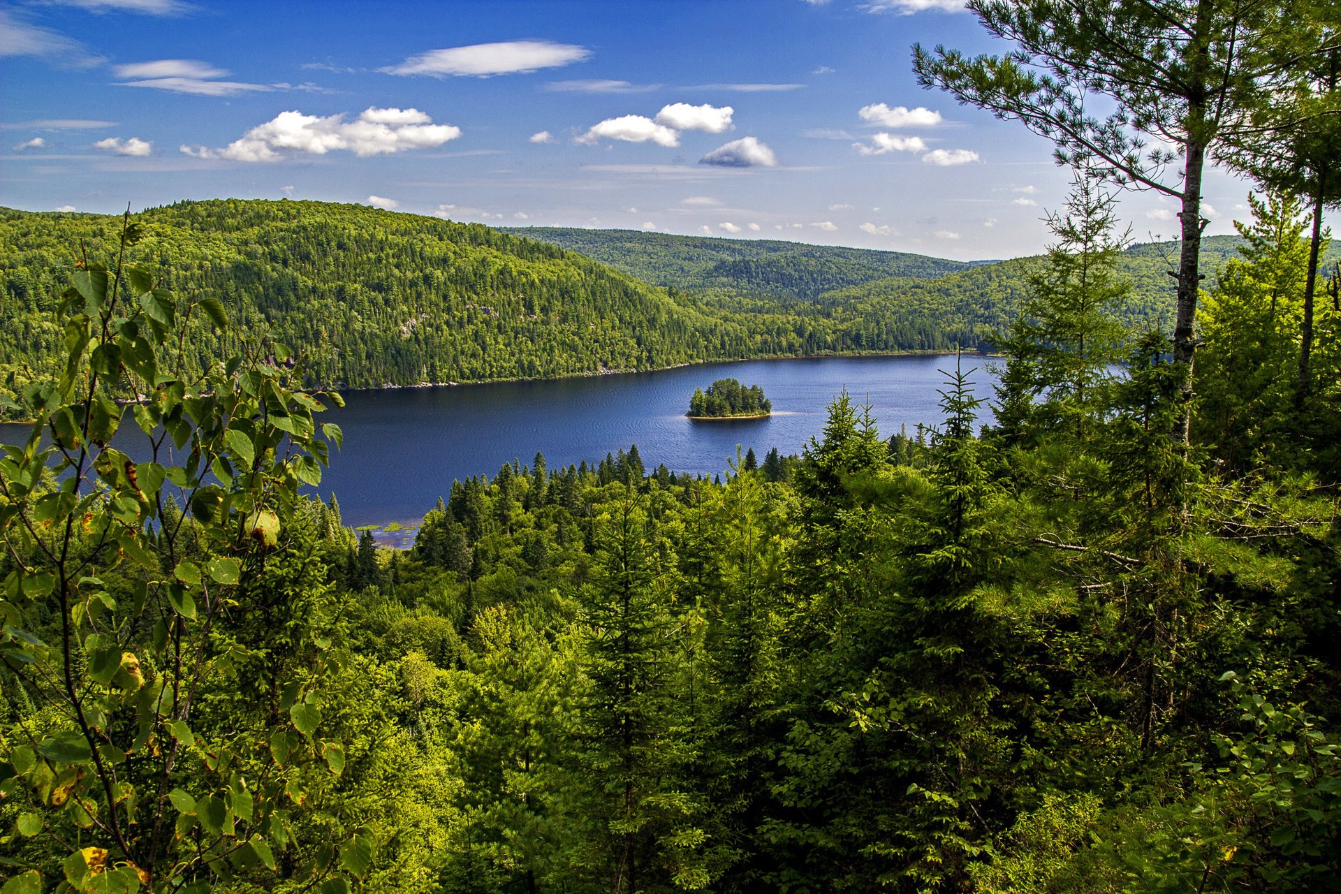 Островок на озере в национальном парке Канады