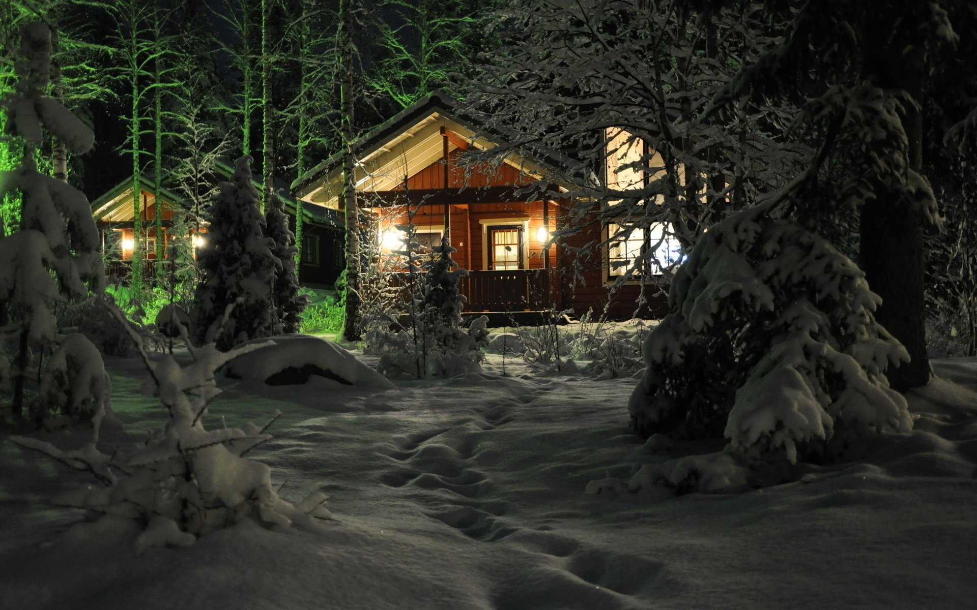 Сказочный зимний домик в лесу
