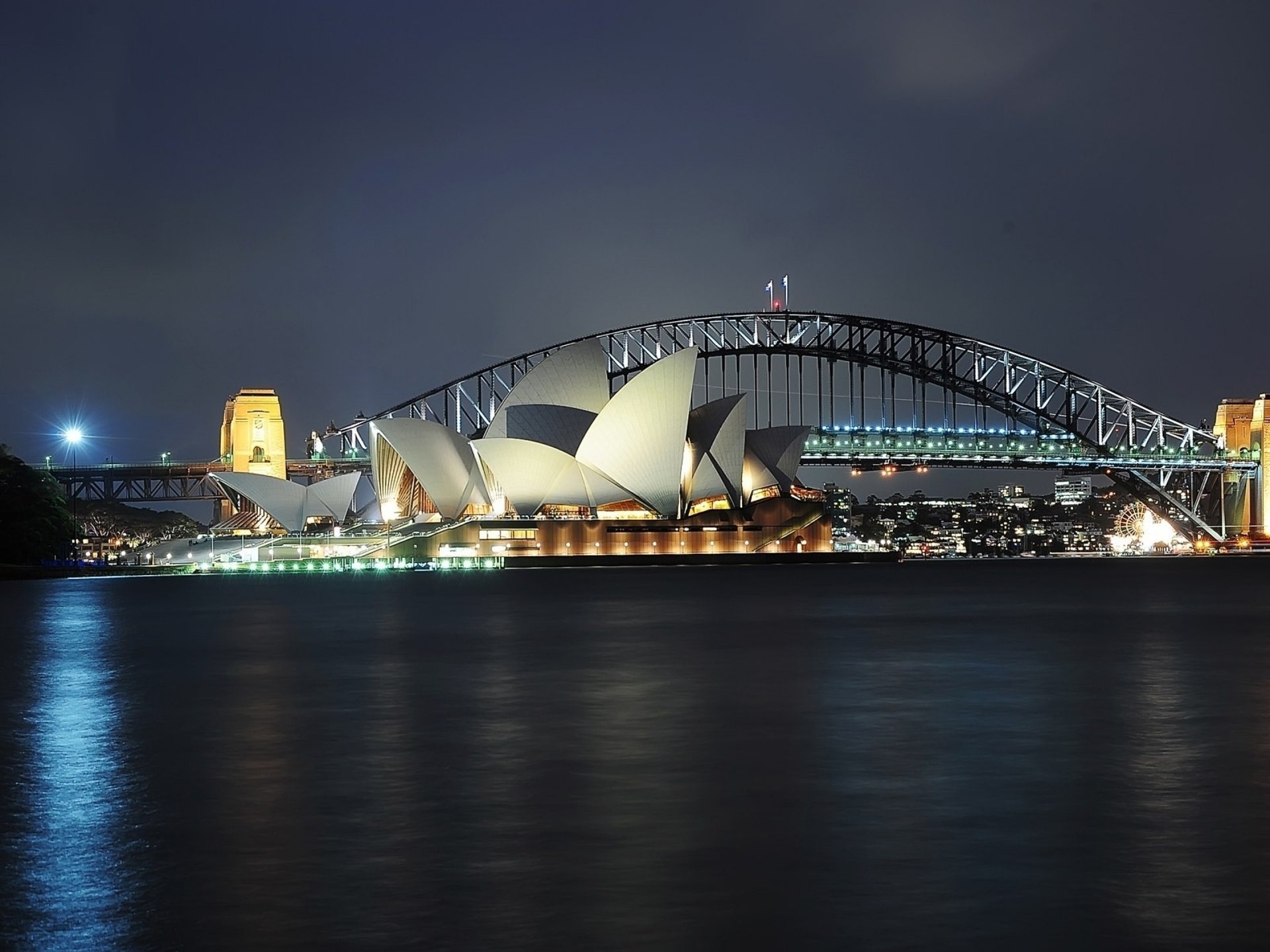 Оперный театр Сиднея светится ночью