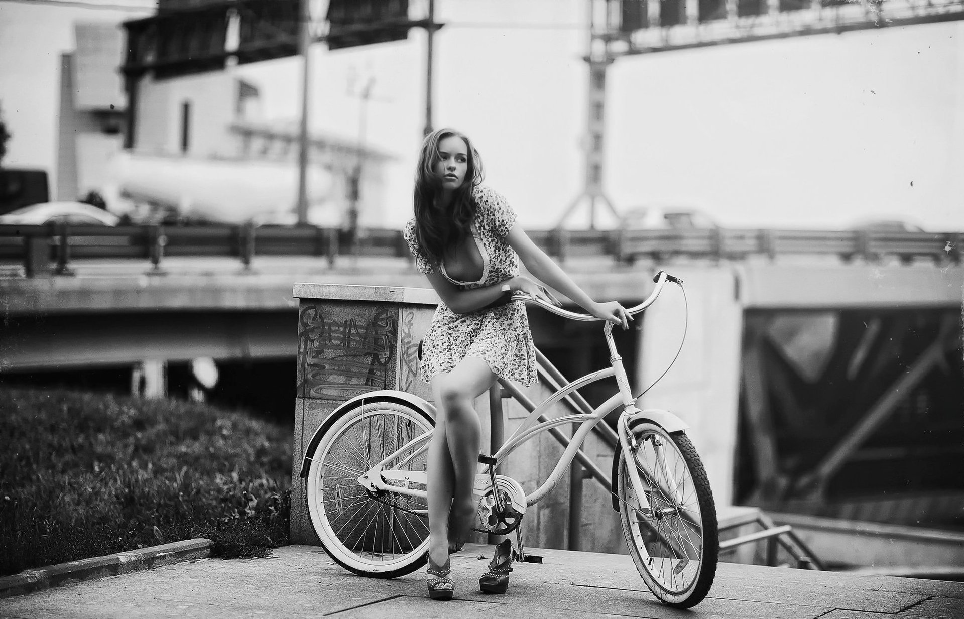 Девушка с красивой фигурой на велосипеде черно-белое фото