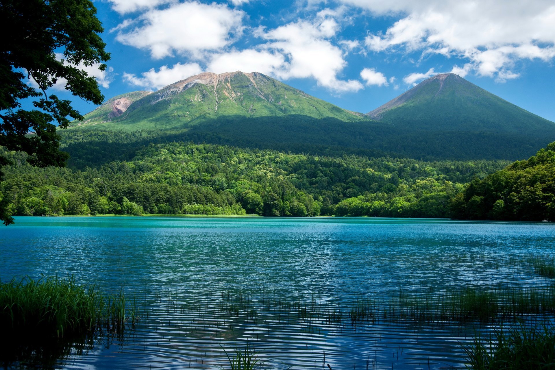 Красивое голубое озеро на фоне гор