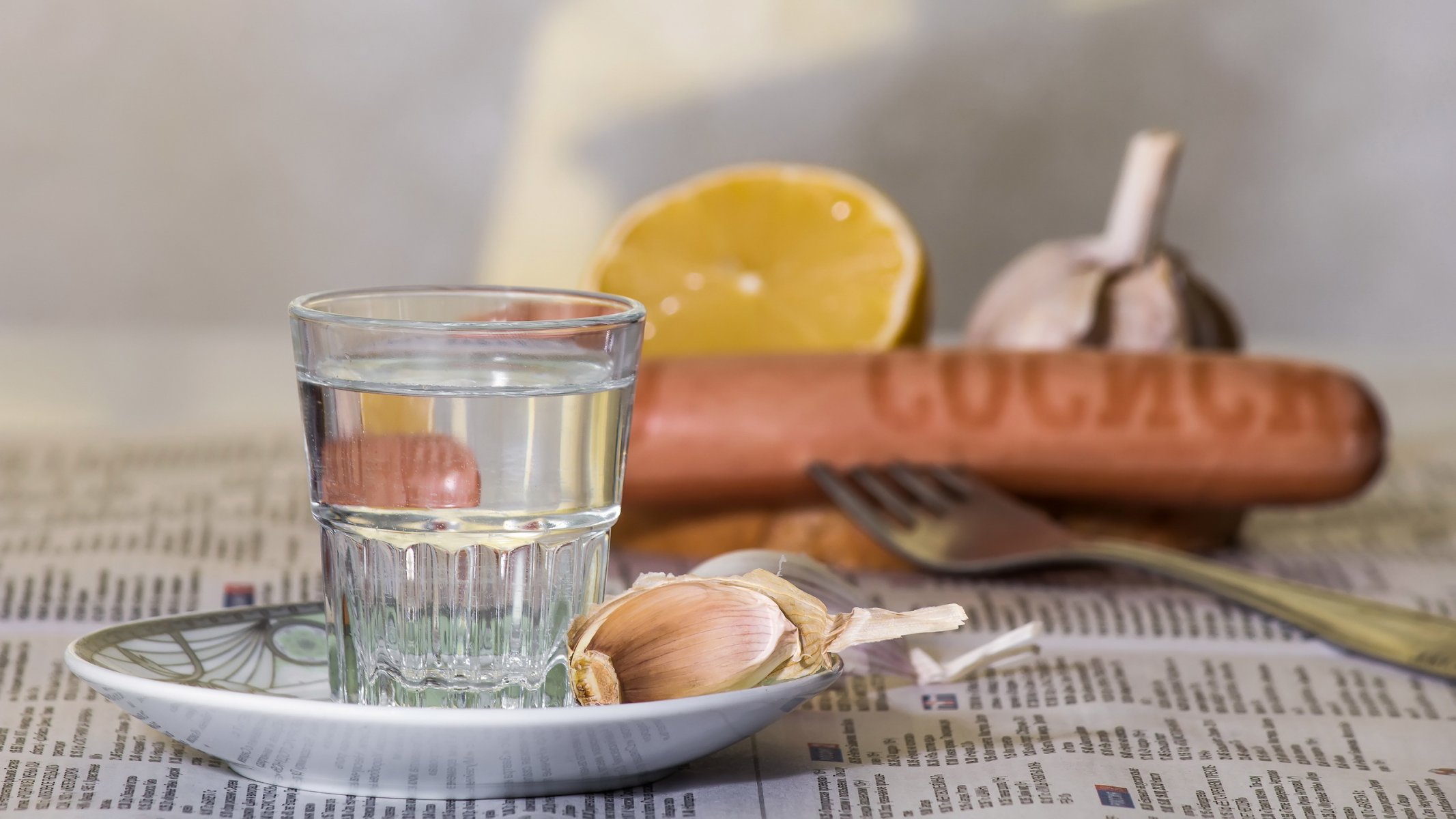 алкоголь водка закуска композиция лимон натюрморт посуда преломления продукты рюмка сосиска чеснок