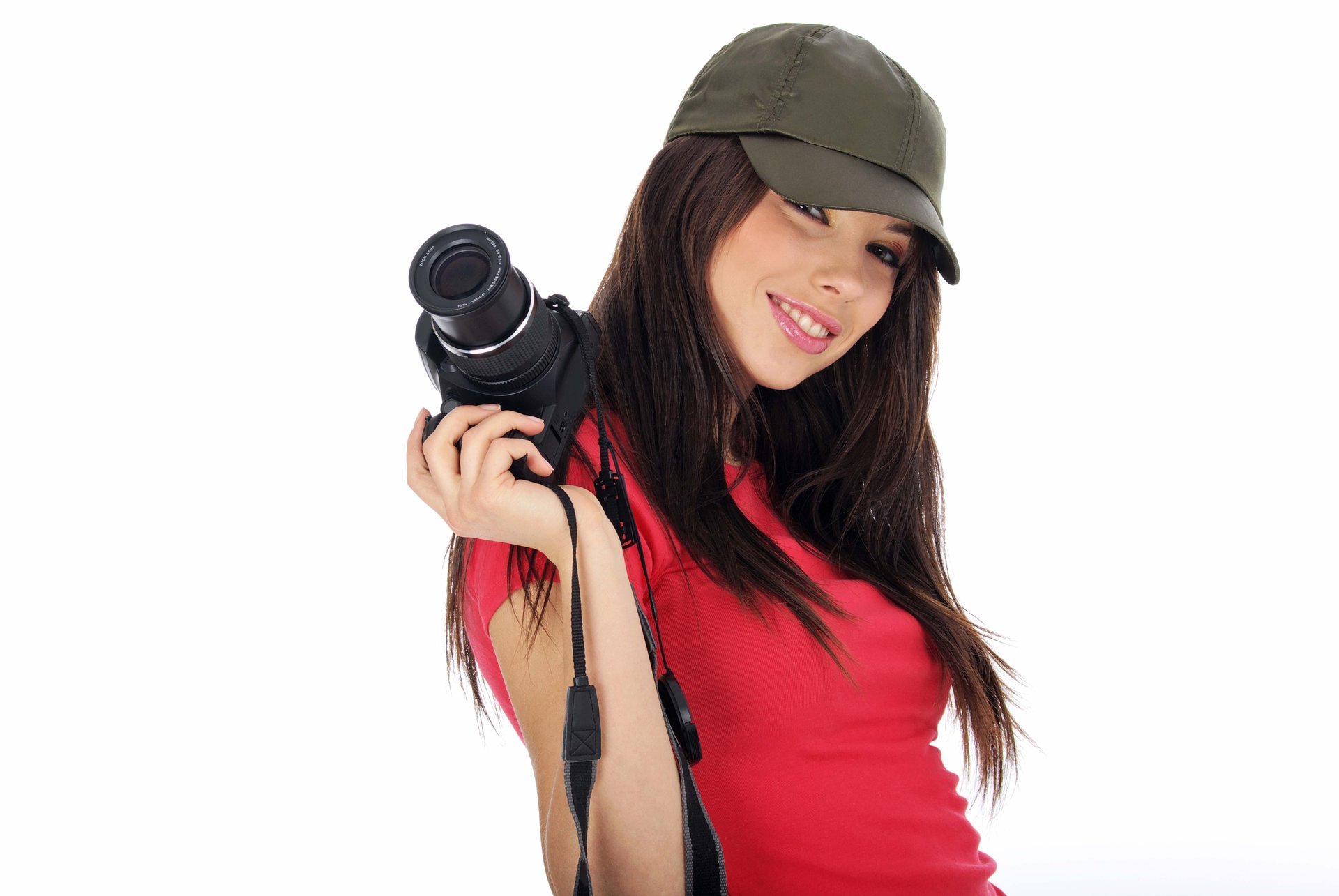 Улыбающаяся девушка фотограф в красном