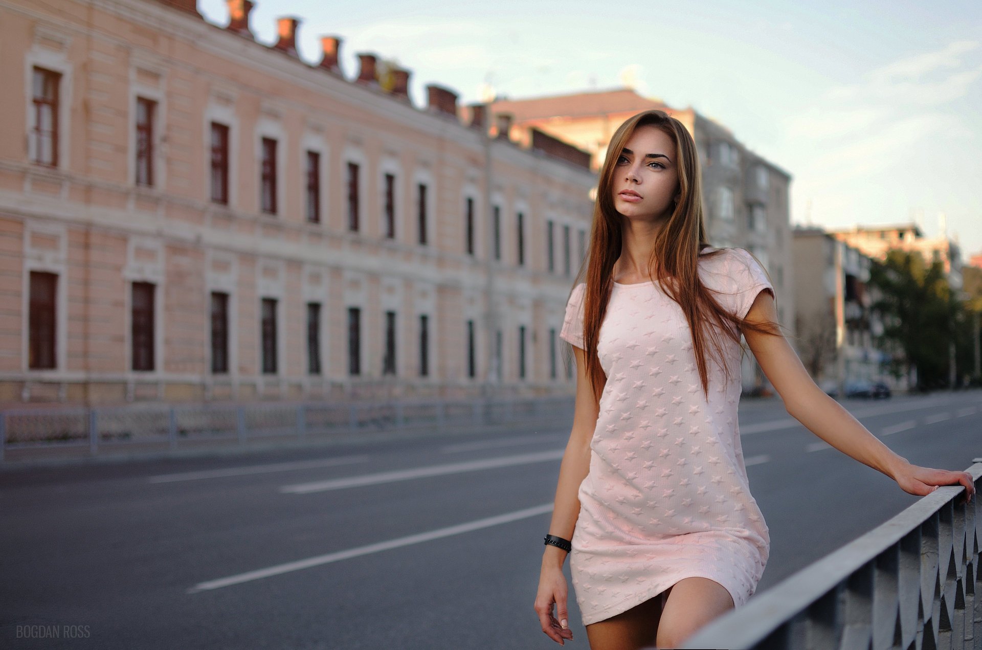 Красивая девушка позирует на фоне здания