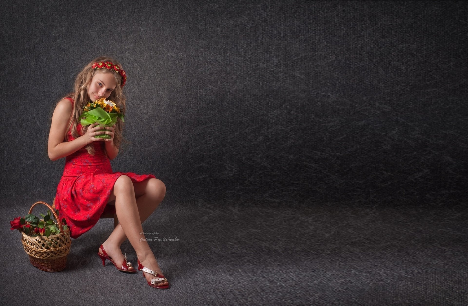 Девушка сидит в платье с корзиной фруктов