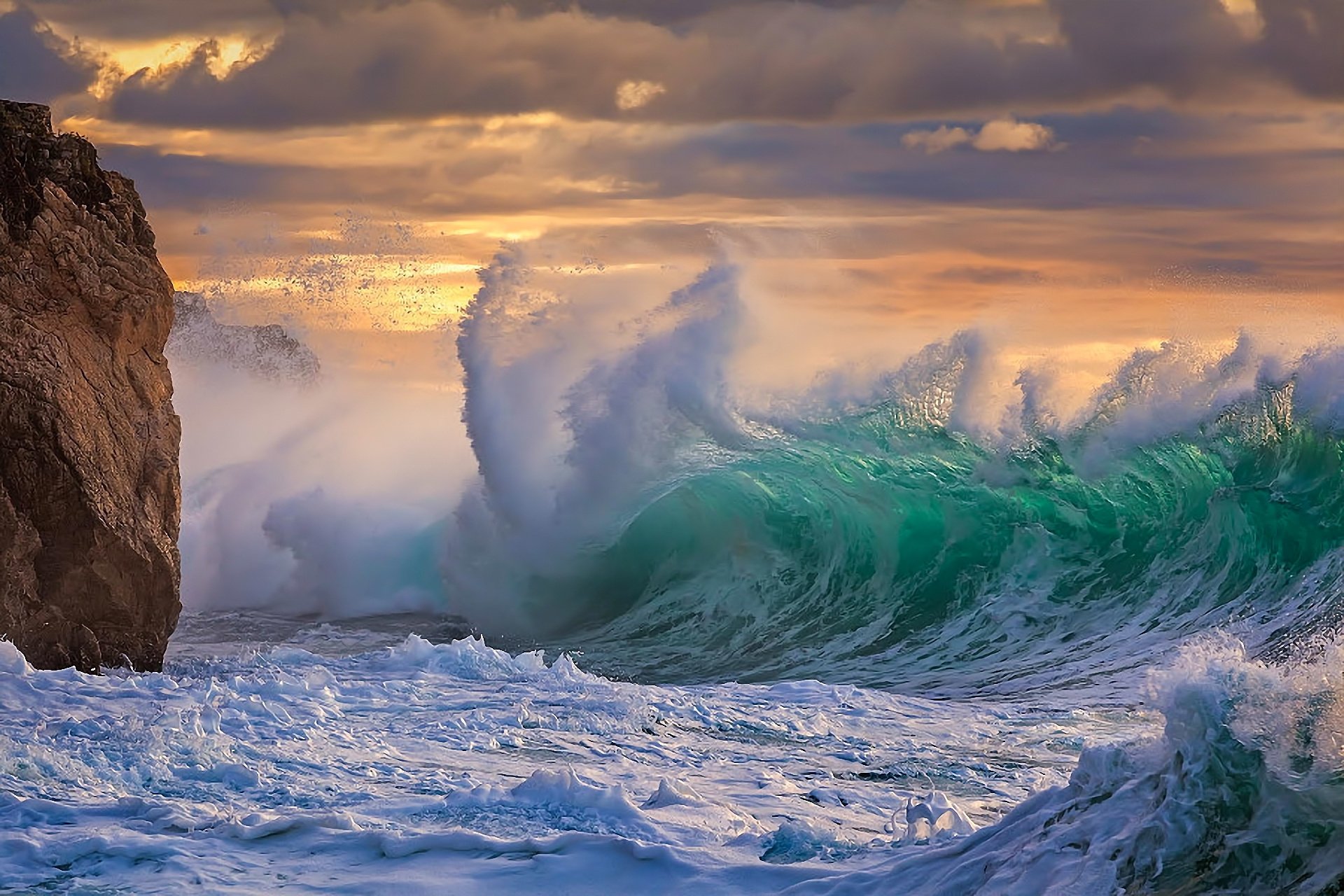Природа в море шторм волны о скалы