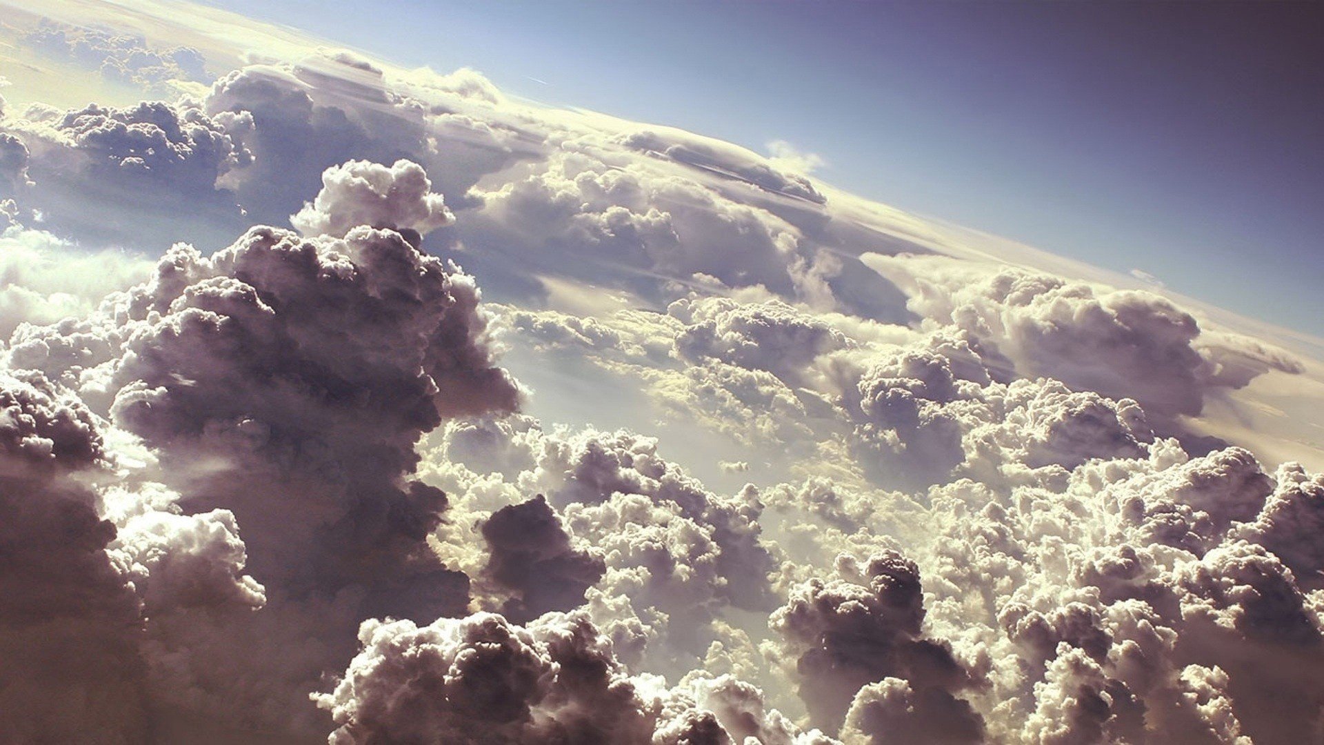 Пушистые облака в небе