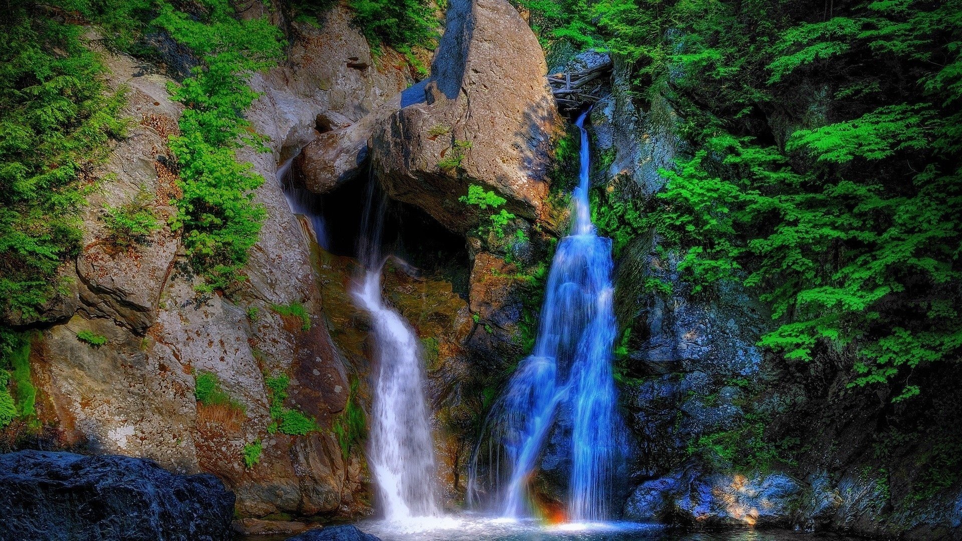 Синий и белый водопады на фоне гор и леса