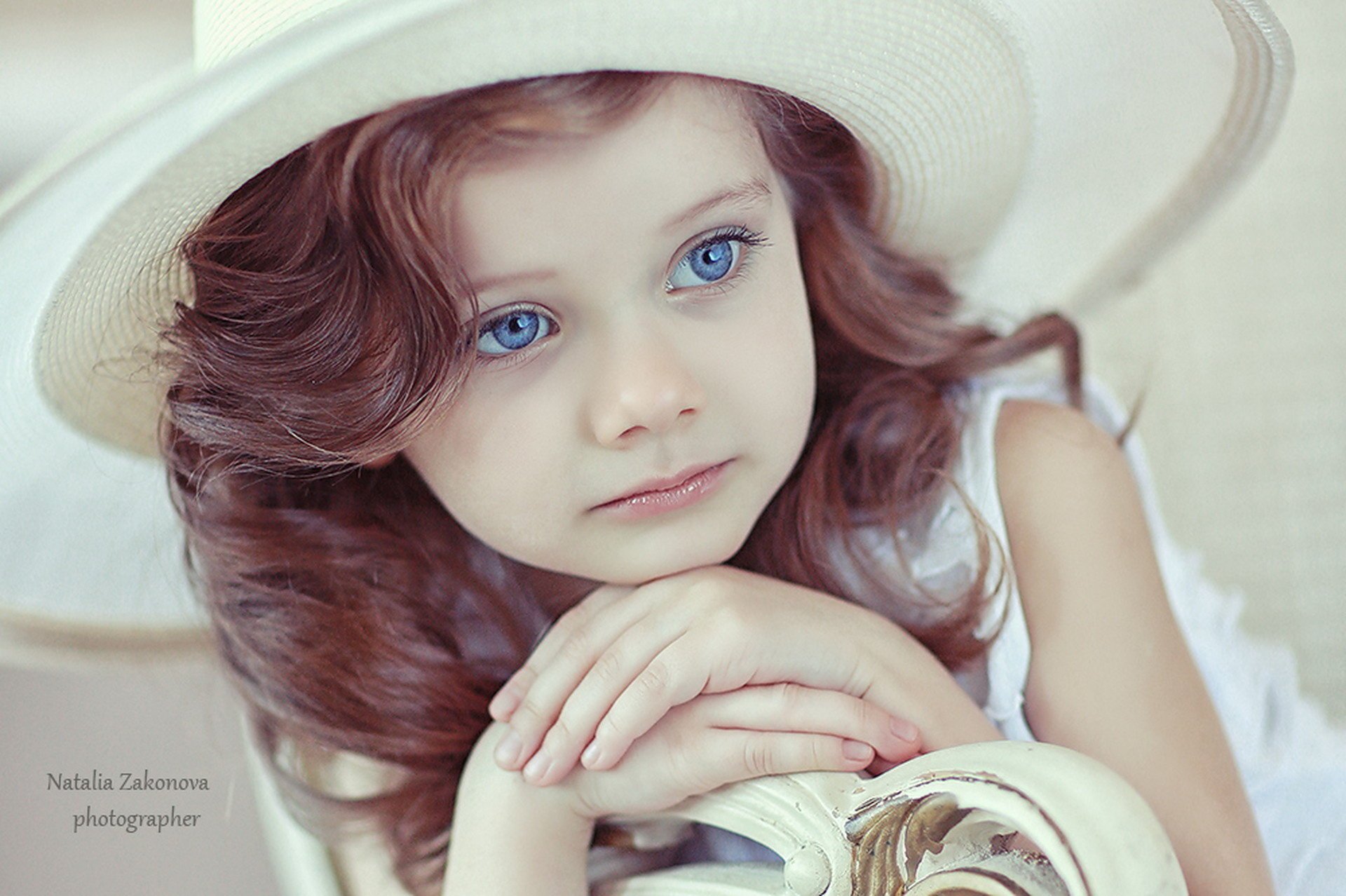 Красивая девочка с голубыми глазами. Ребёнок в шляпе