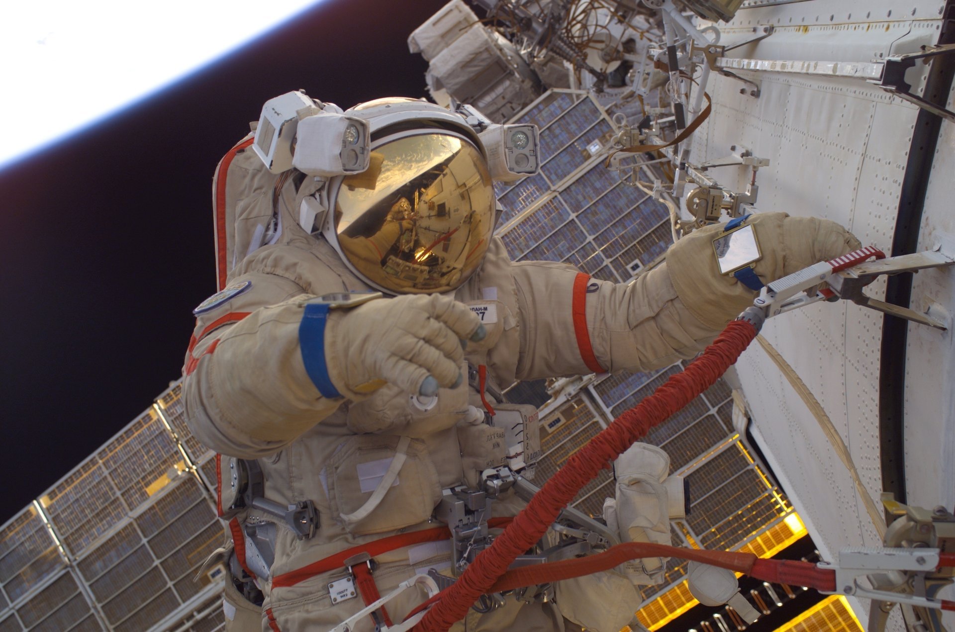 Российский космонавт чинит звездолёт