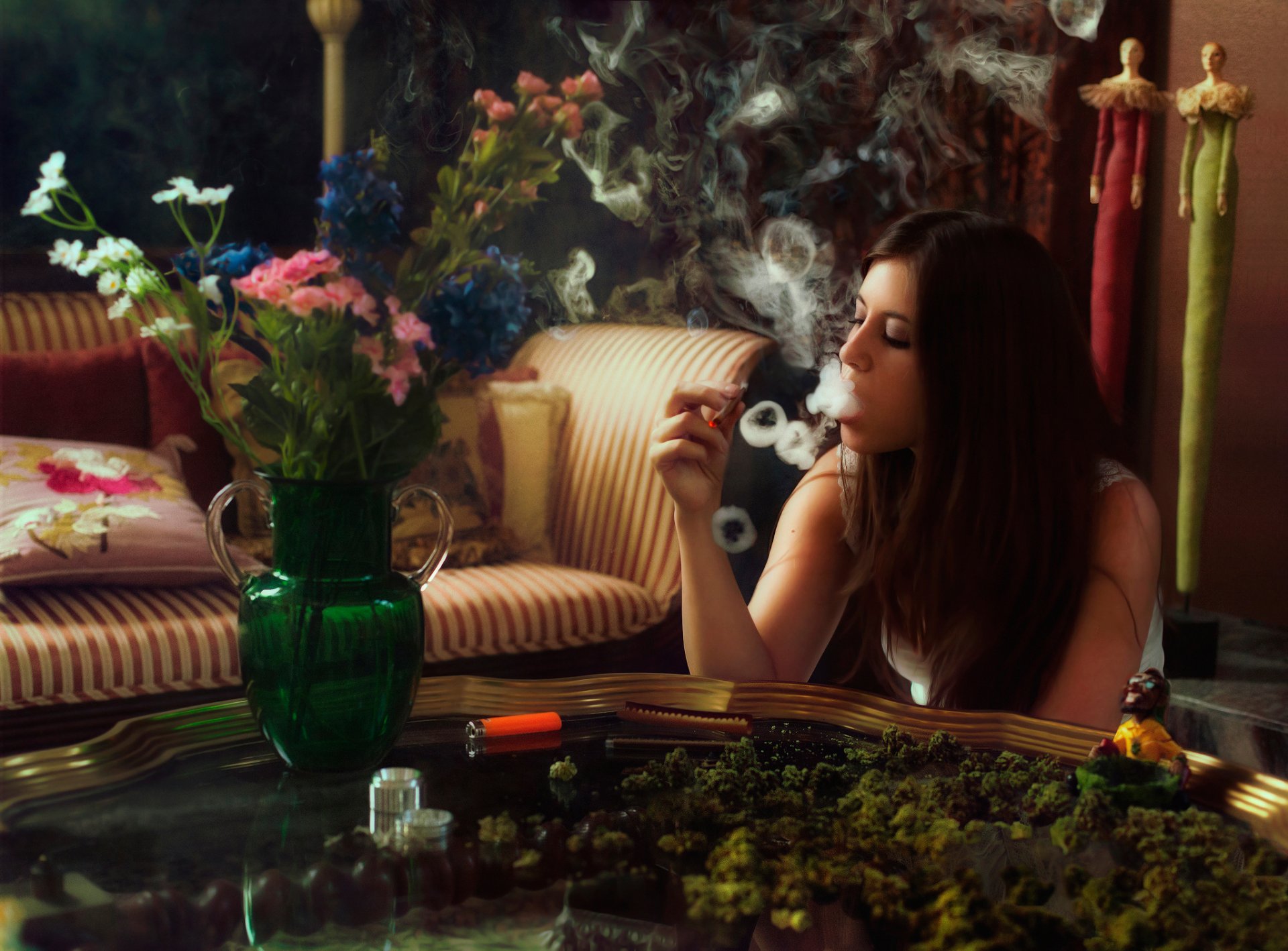 Курящая девушка выпускает дым кольцами Обои на рабочий стол.