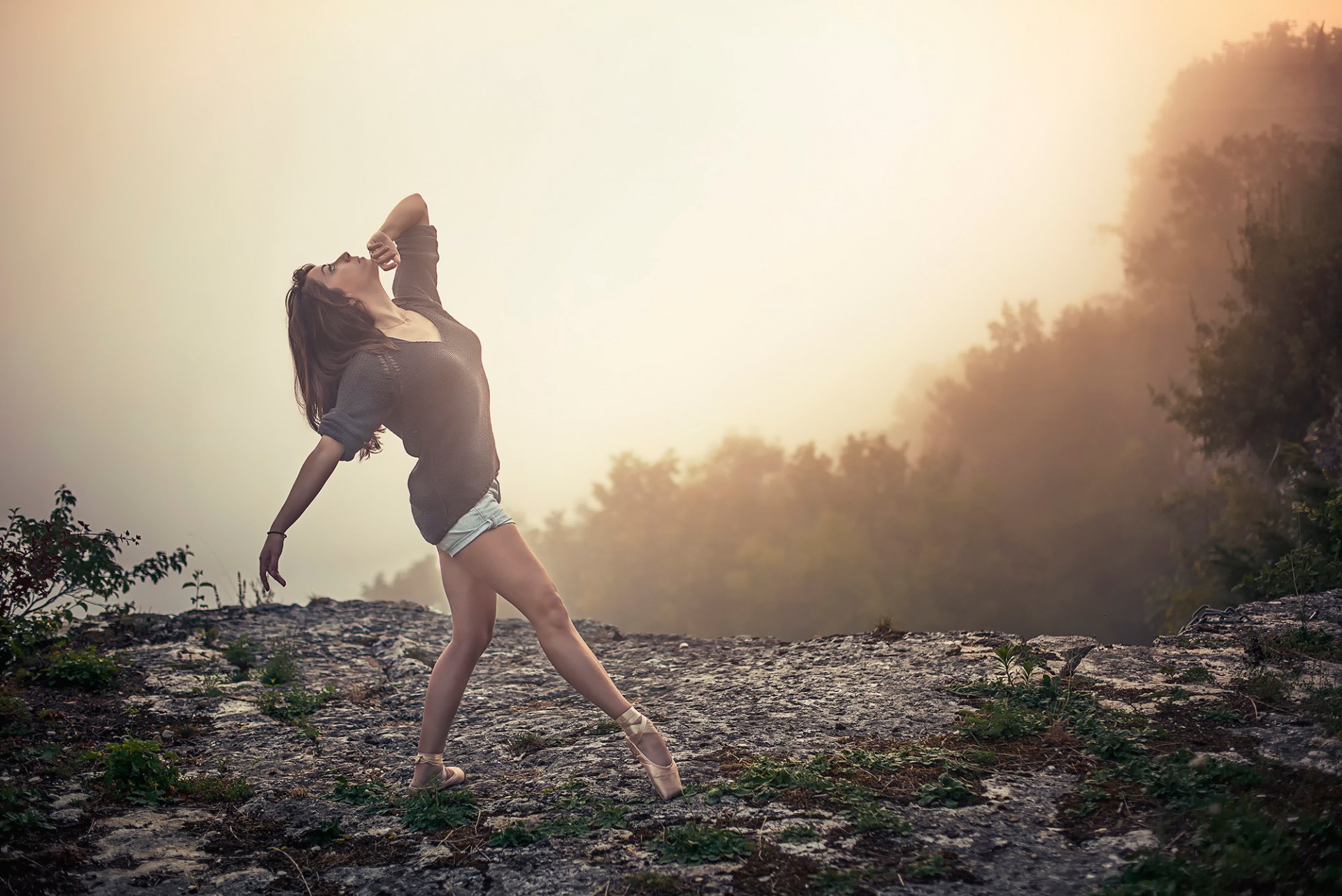 балерина пуанты танец движение туман обрыв на краю