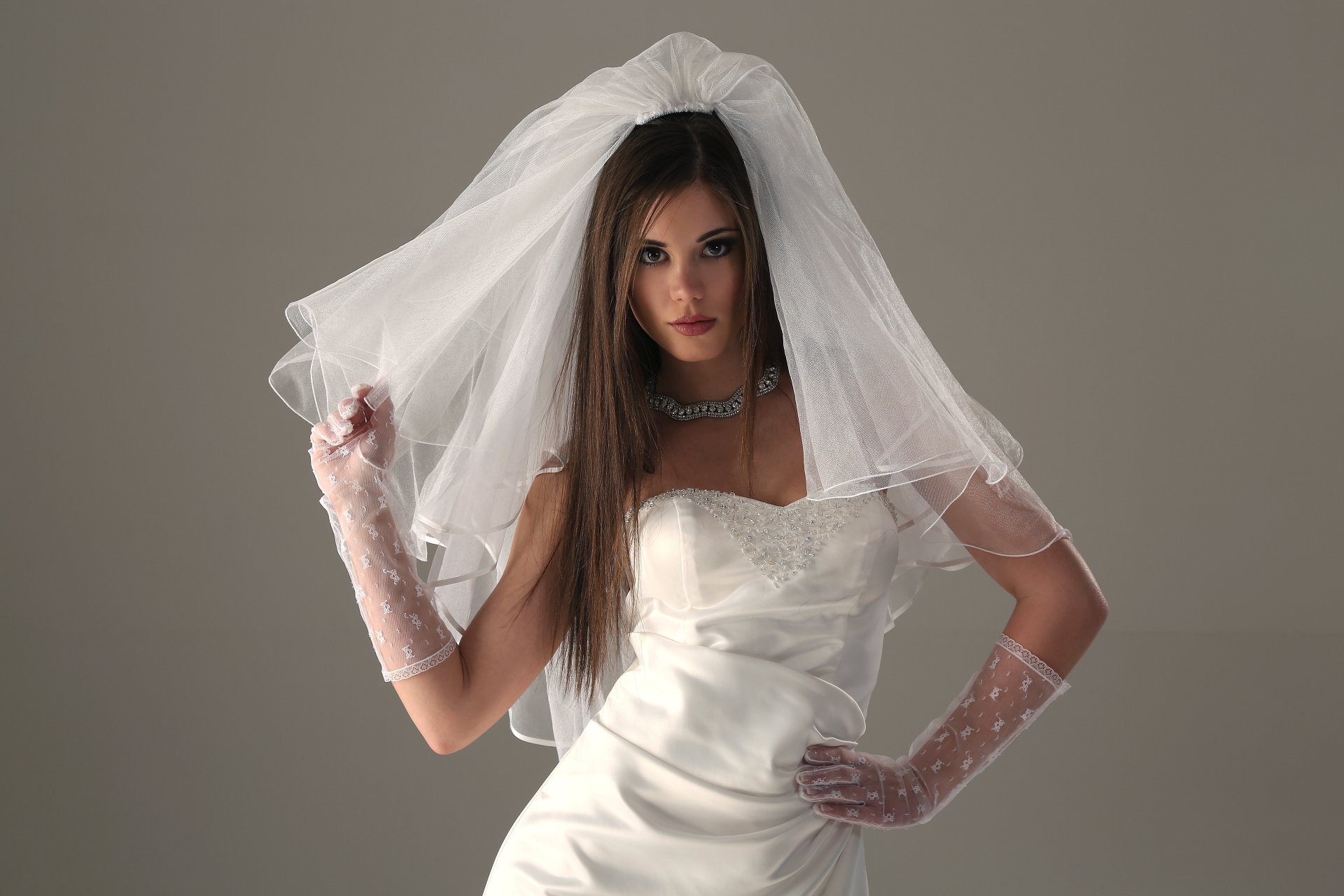 Короткое свадебное платье и длинная фата