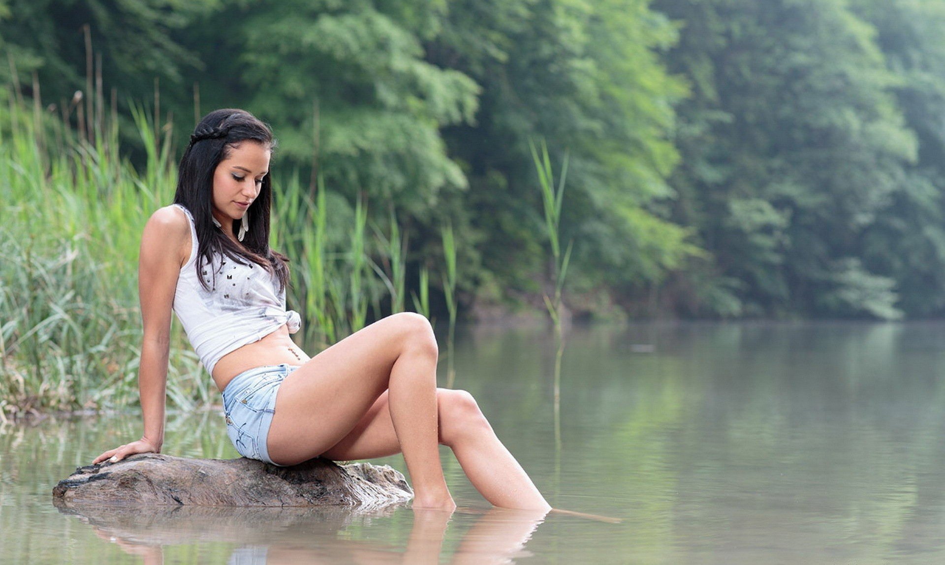 Девушка на траве у озера загрузить