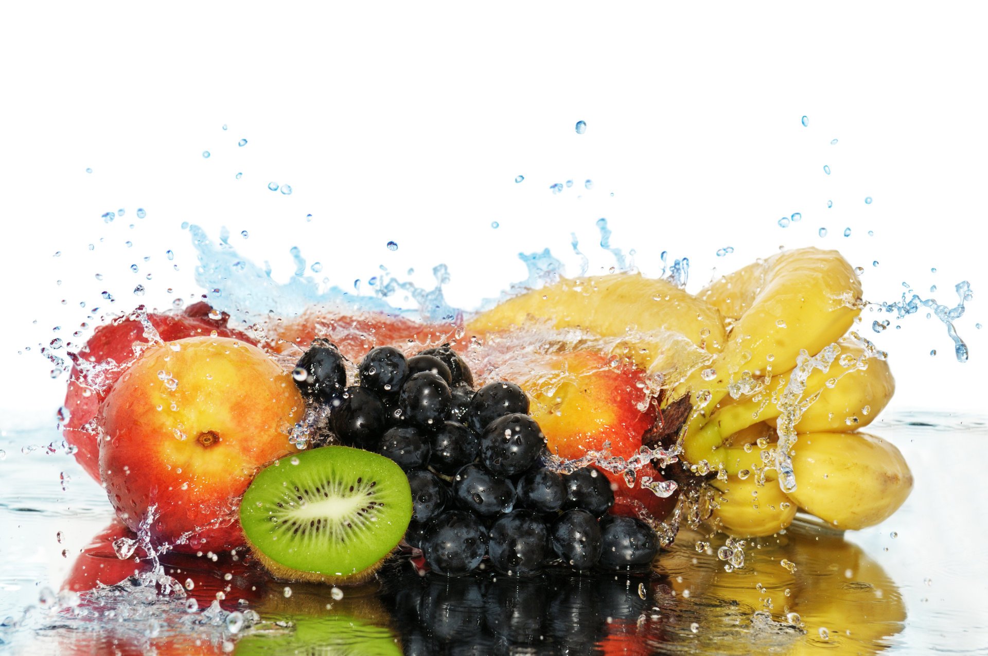 Всплеск воды вкупе с фруктовым асорти