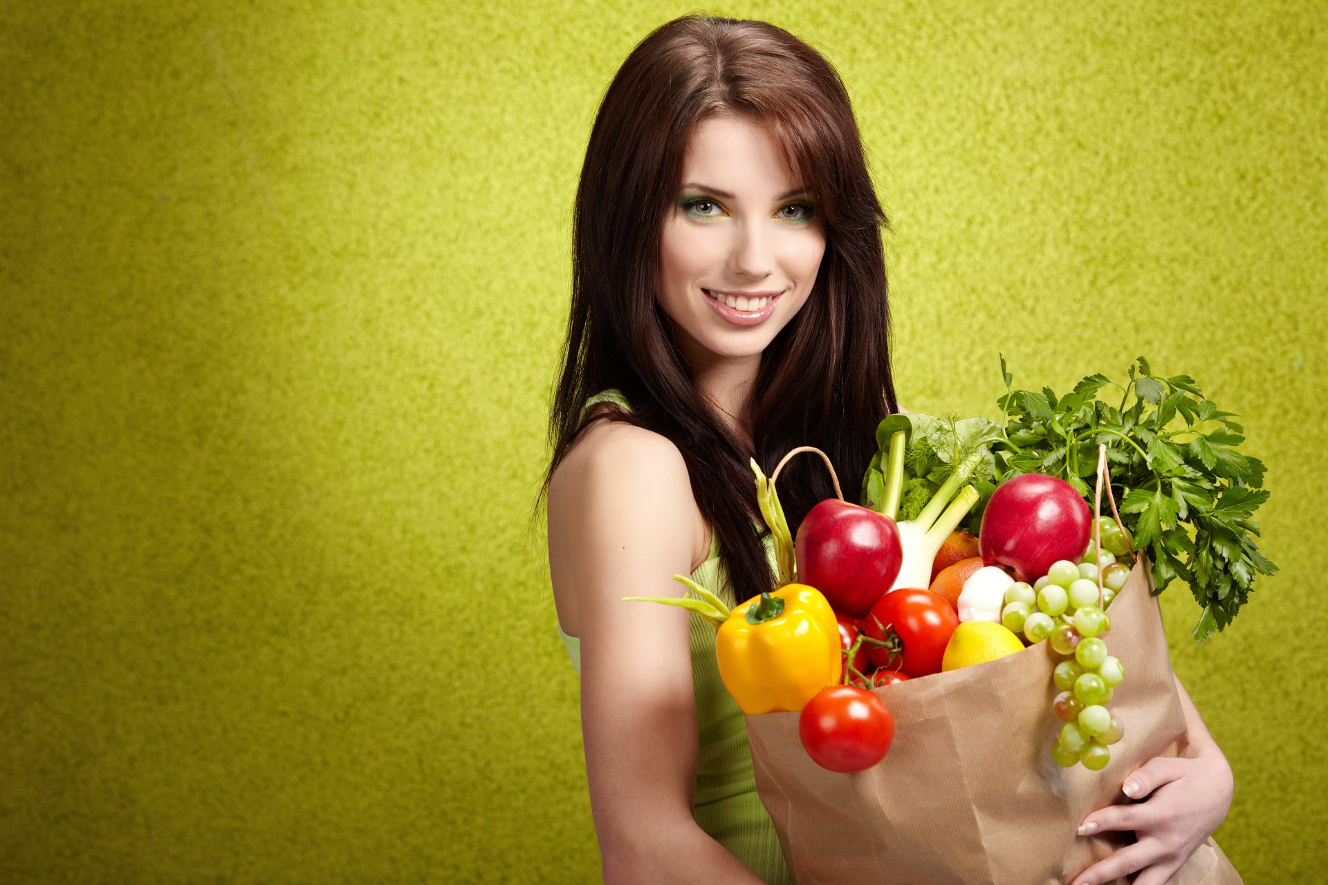 девушка шатенка макияж улыбка бумажный пакет овощи фрукты покупки виноград лук перец помидоры яблоки чеснок лимон зелень