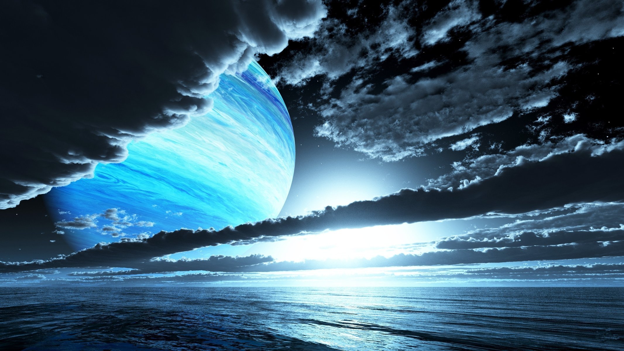 Вечерний закат планеты спутник на фоне моря неба и облаков