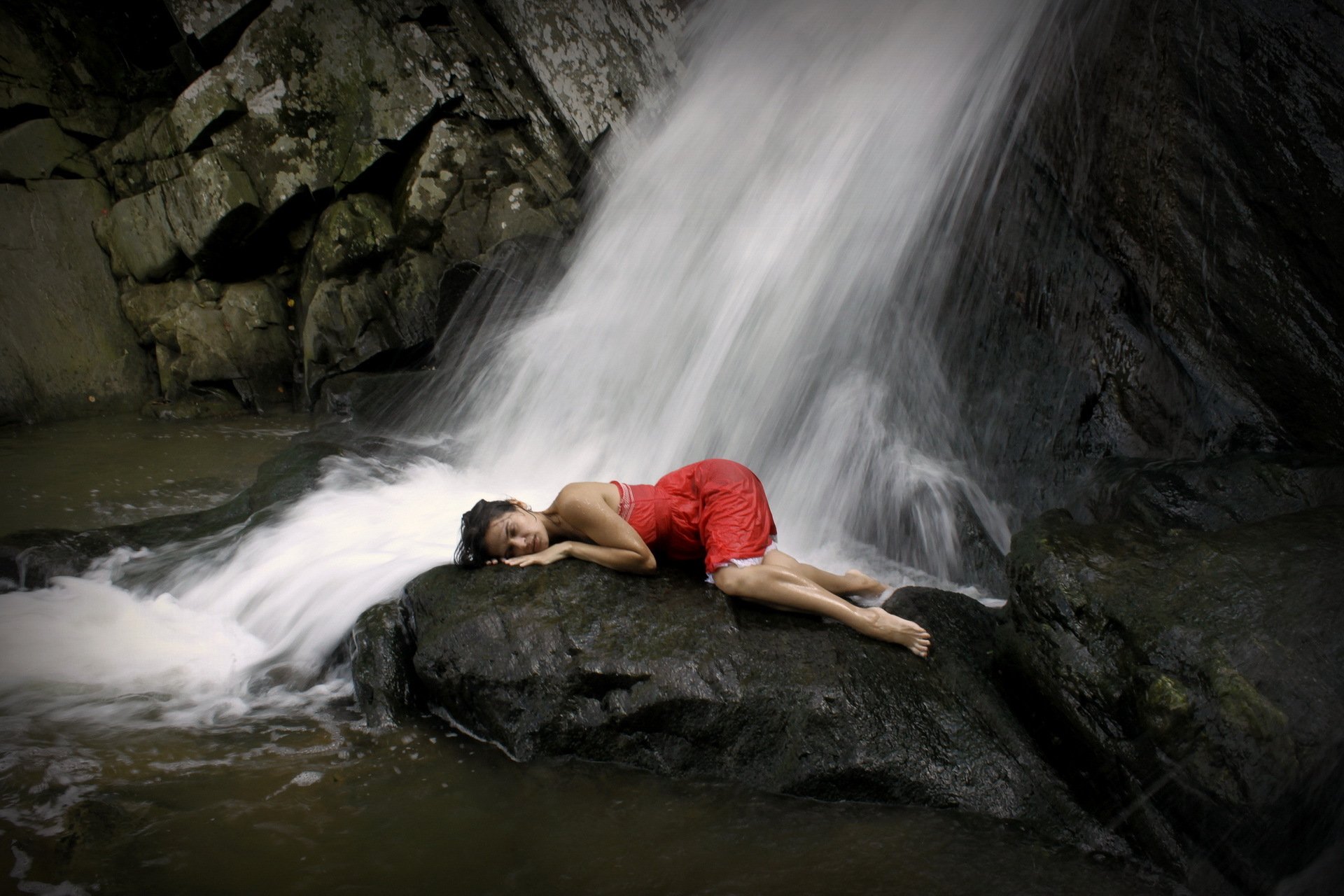Падение с водопада. Девушка у водопада. Фотосессия у водопада. Человек под водопадом. Водопад и человек.