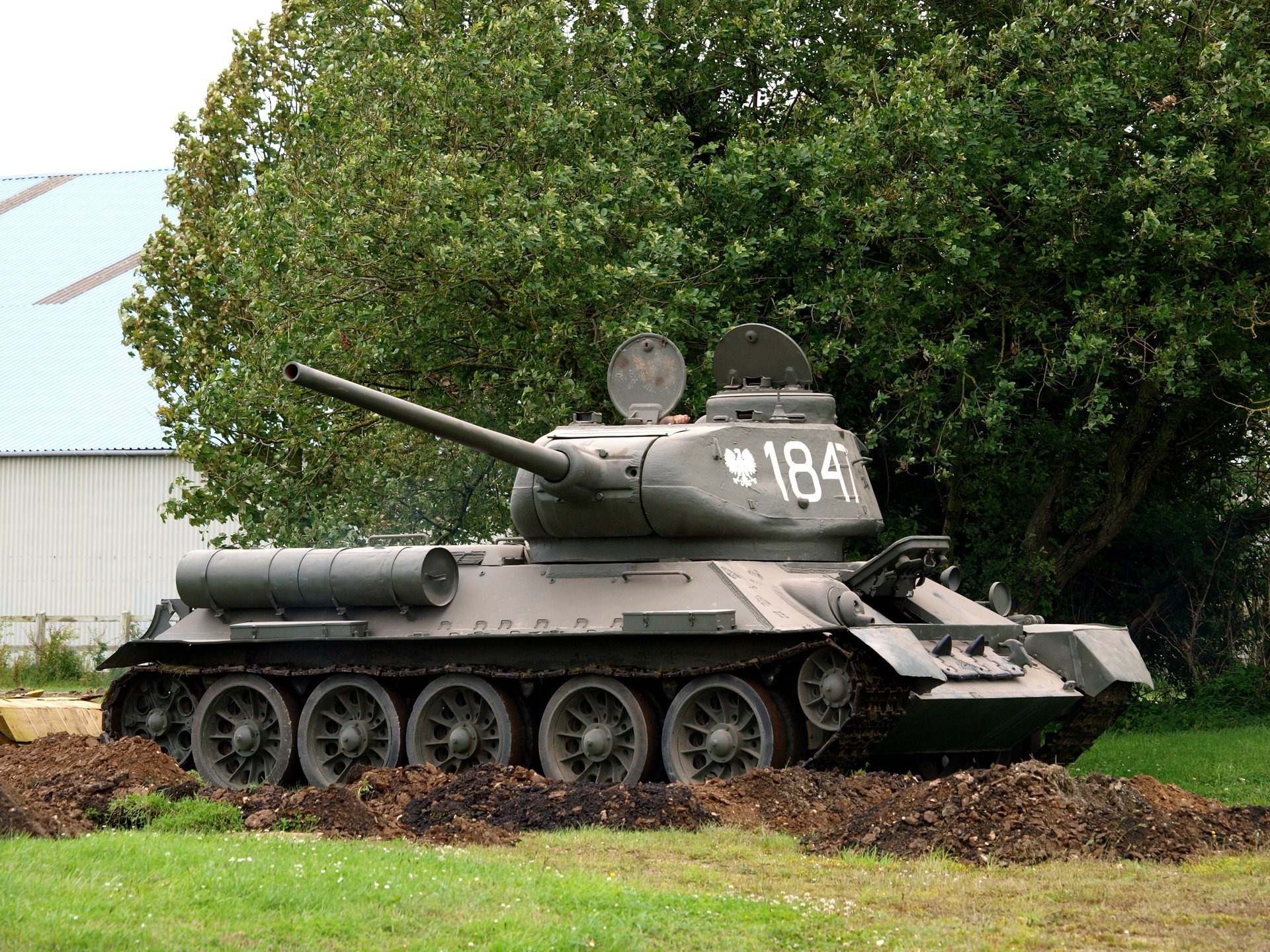 Огромный советский танк с гусеницей