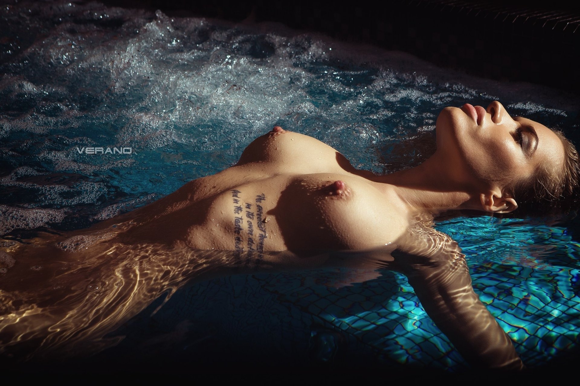 Сексуальная модель с упругой грудью в бассейне