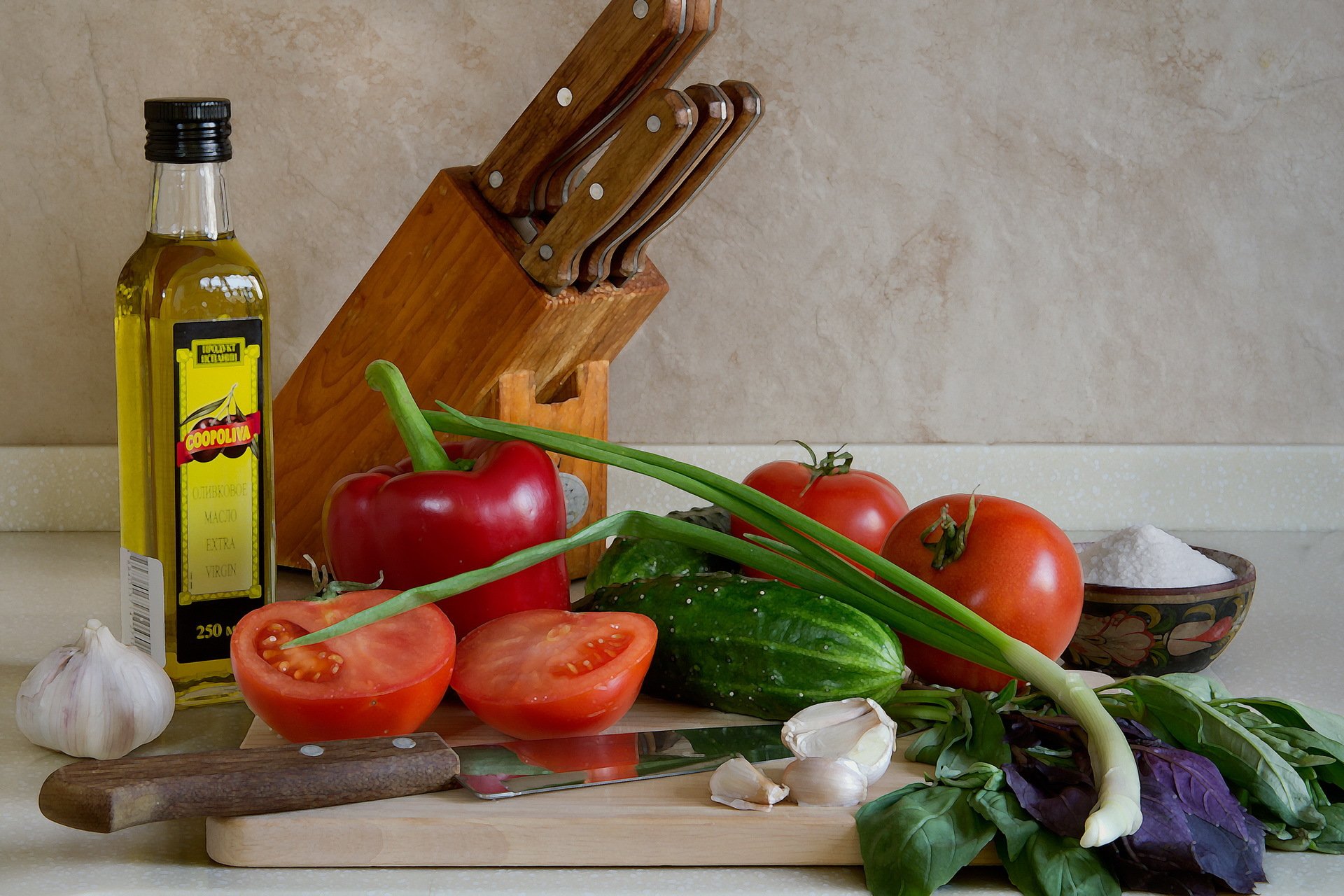 Оливковое масло с овощами. Помидоры и оливковое масло. Огурцы и помидоры. Помидоры огурцы перец лук. Овощи маслом.