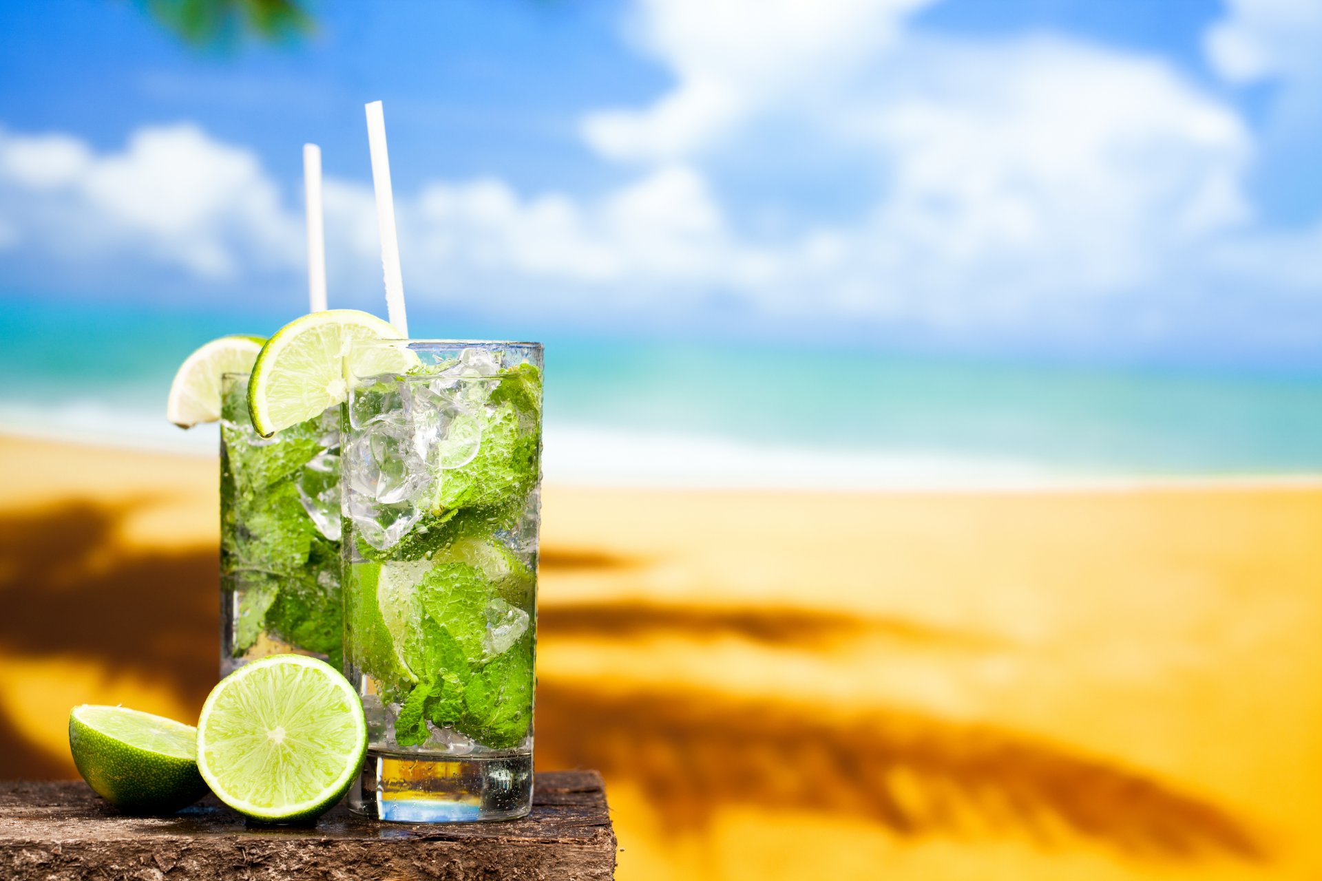 тропический коктейль мохито пьют известь свежие пляж солнце песок море лайм