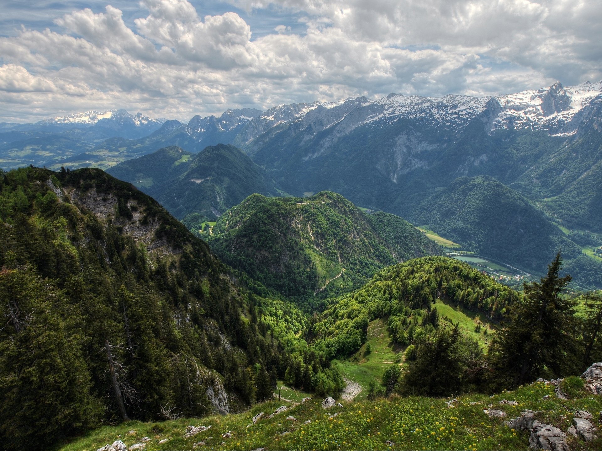 Горы Австрии на фоне облачного неба