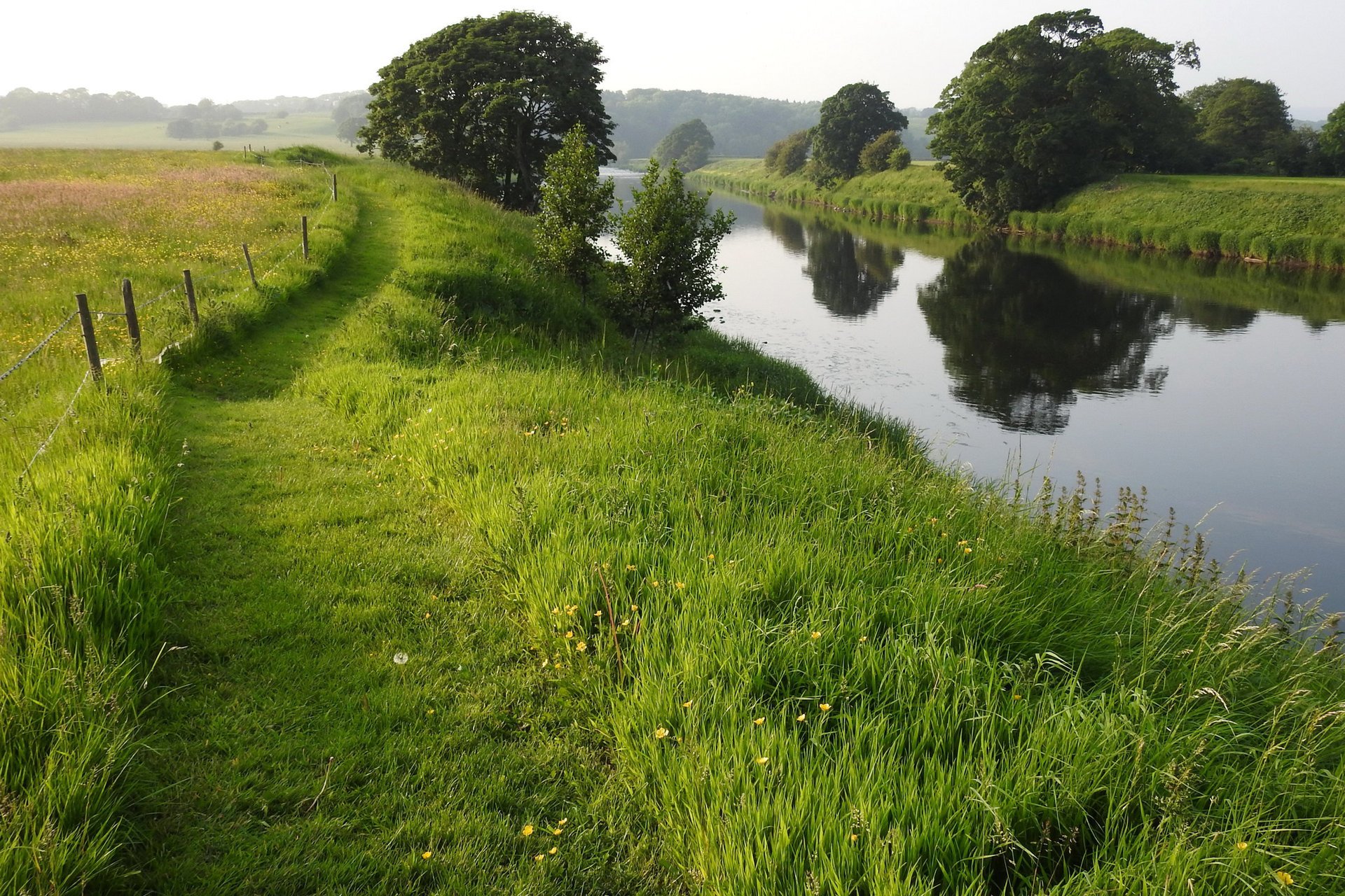 Природа Великобритании это река, трава и дорожки