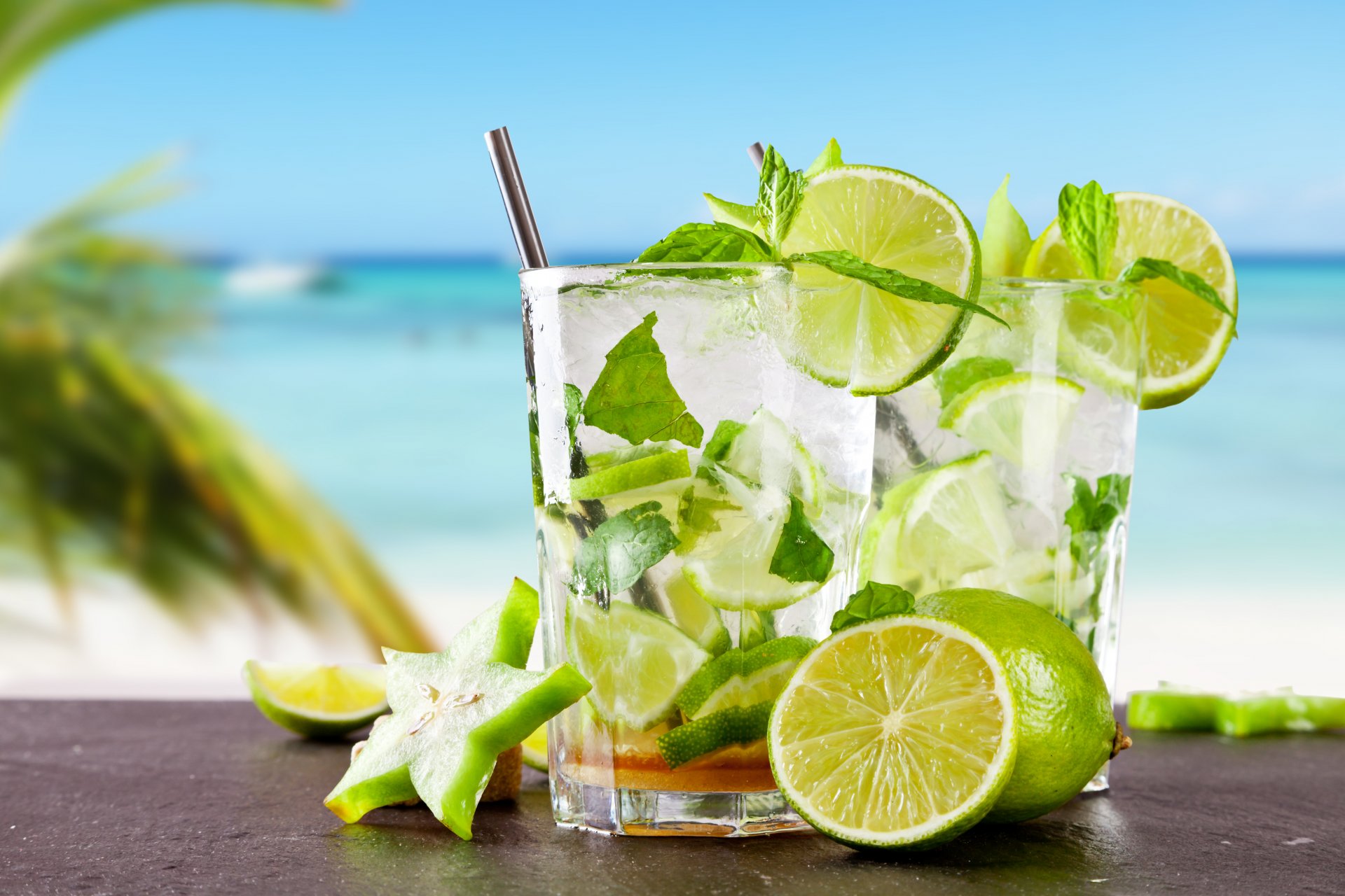 тропический коктейль мохито пьют известь свежие море пляж лайм