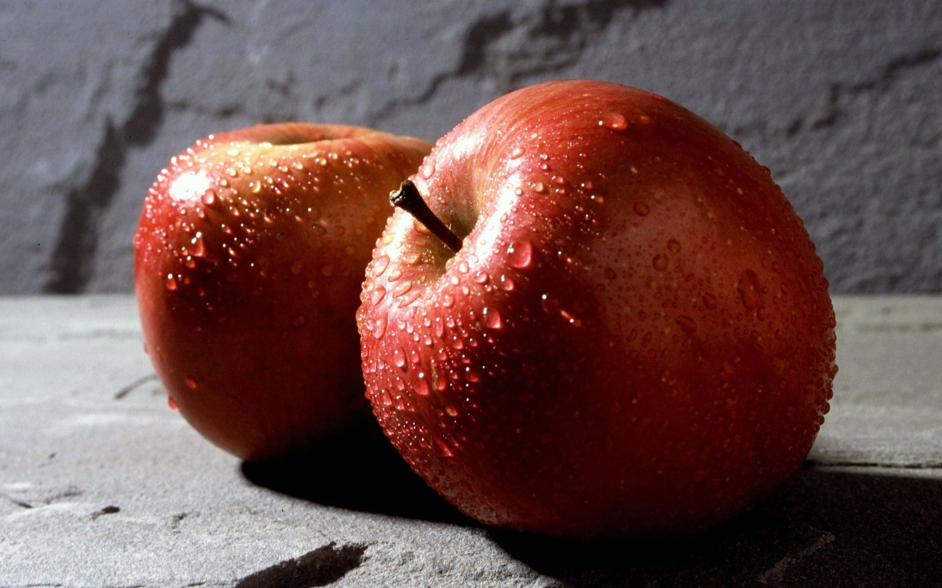 еда яблоко яблоки красное капли вода фон обои широкоформатные полноэкранные широкоэкранные