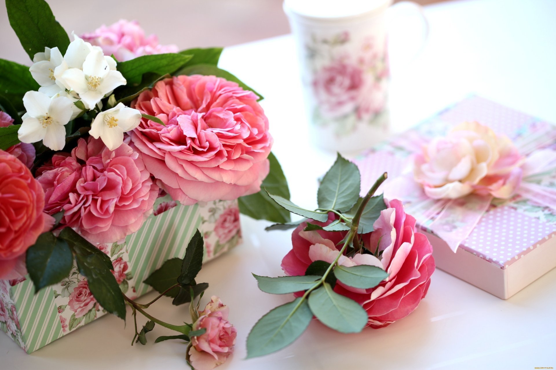 Подарочная коробочка с розами и жасмином