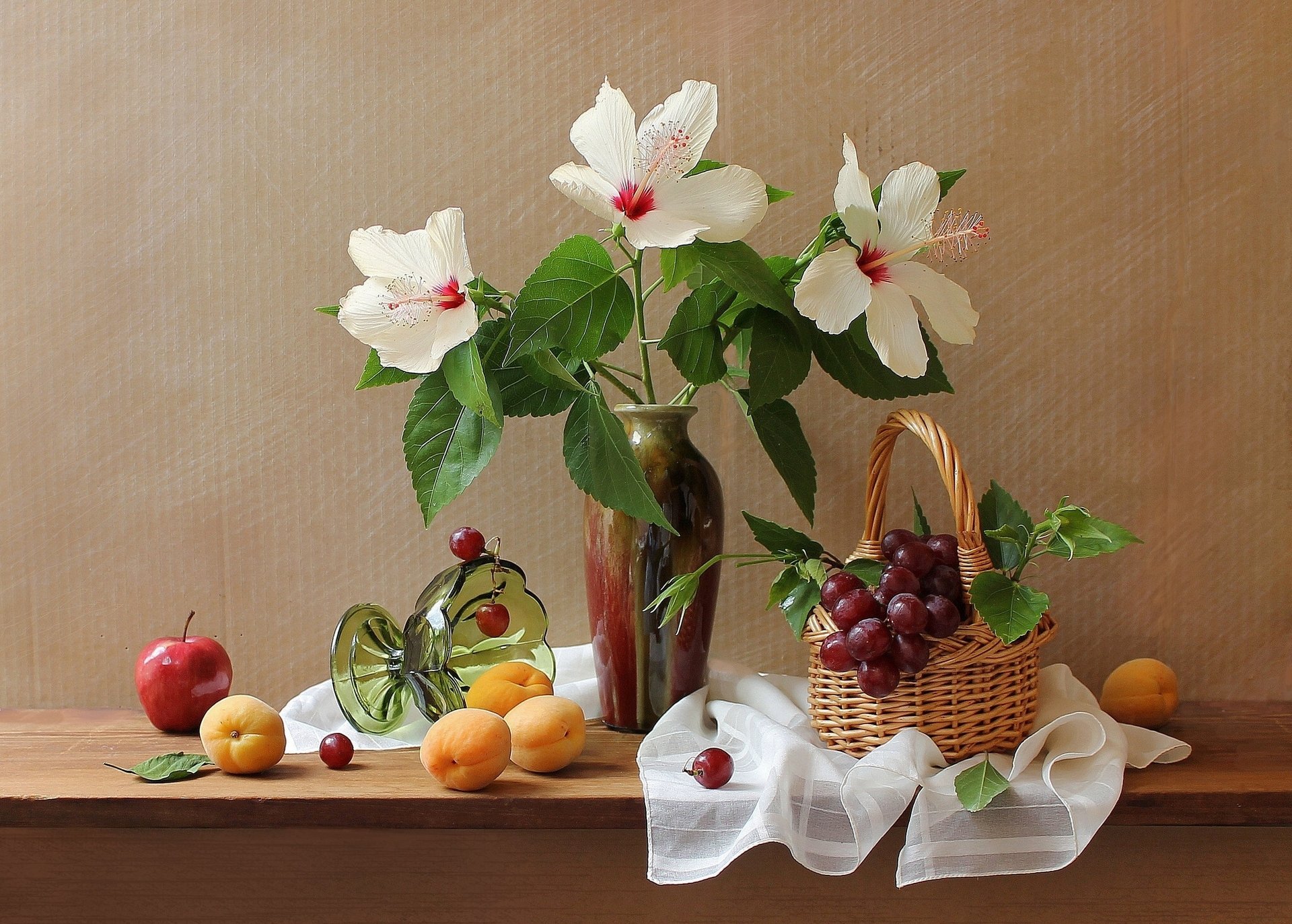 абрикосы виноград яблоко цветы гибискус корзинка ваза натюрморт