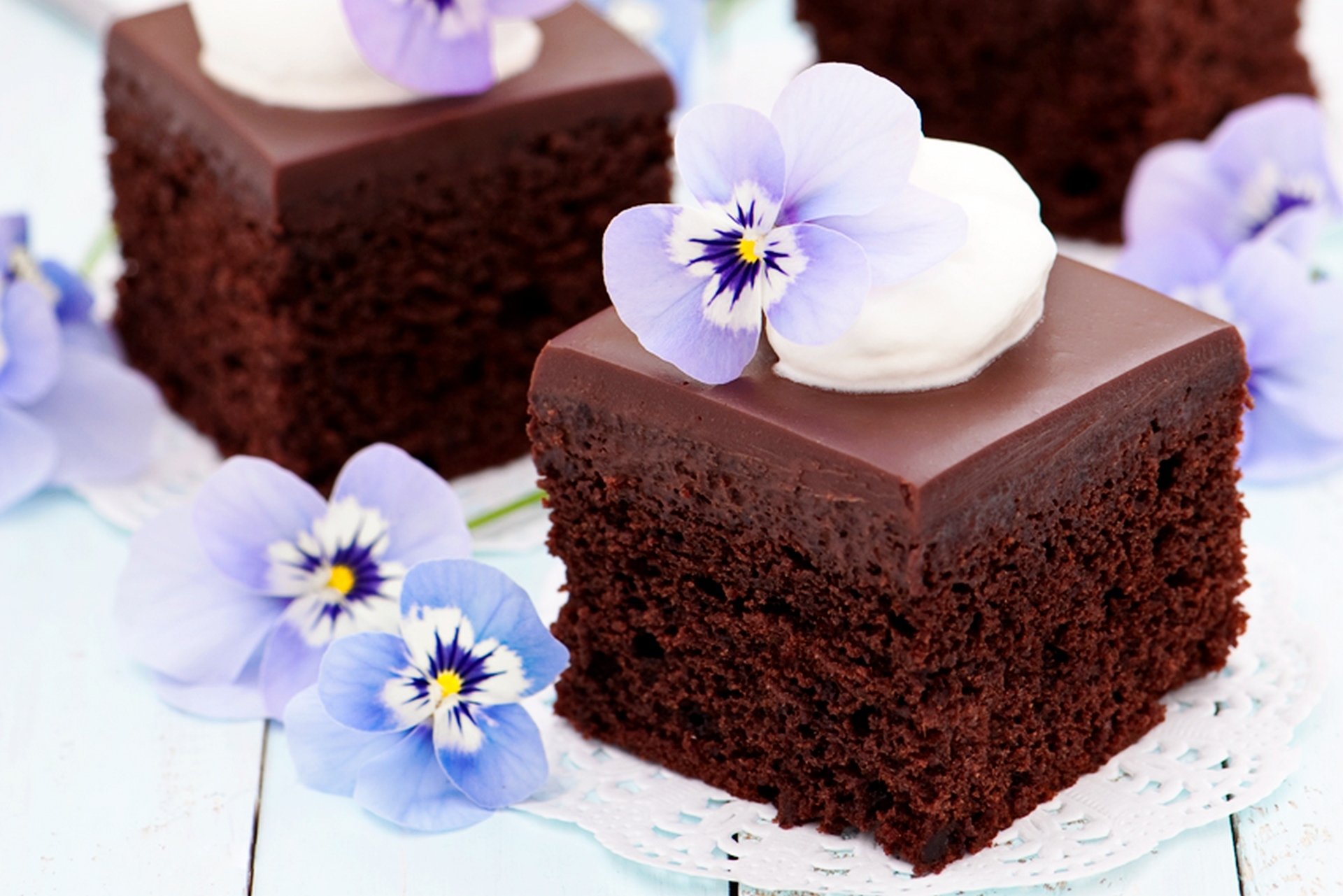 шоколадное пирожное десерт кусочек без смс