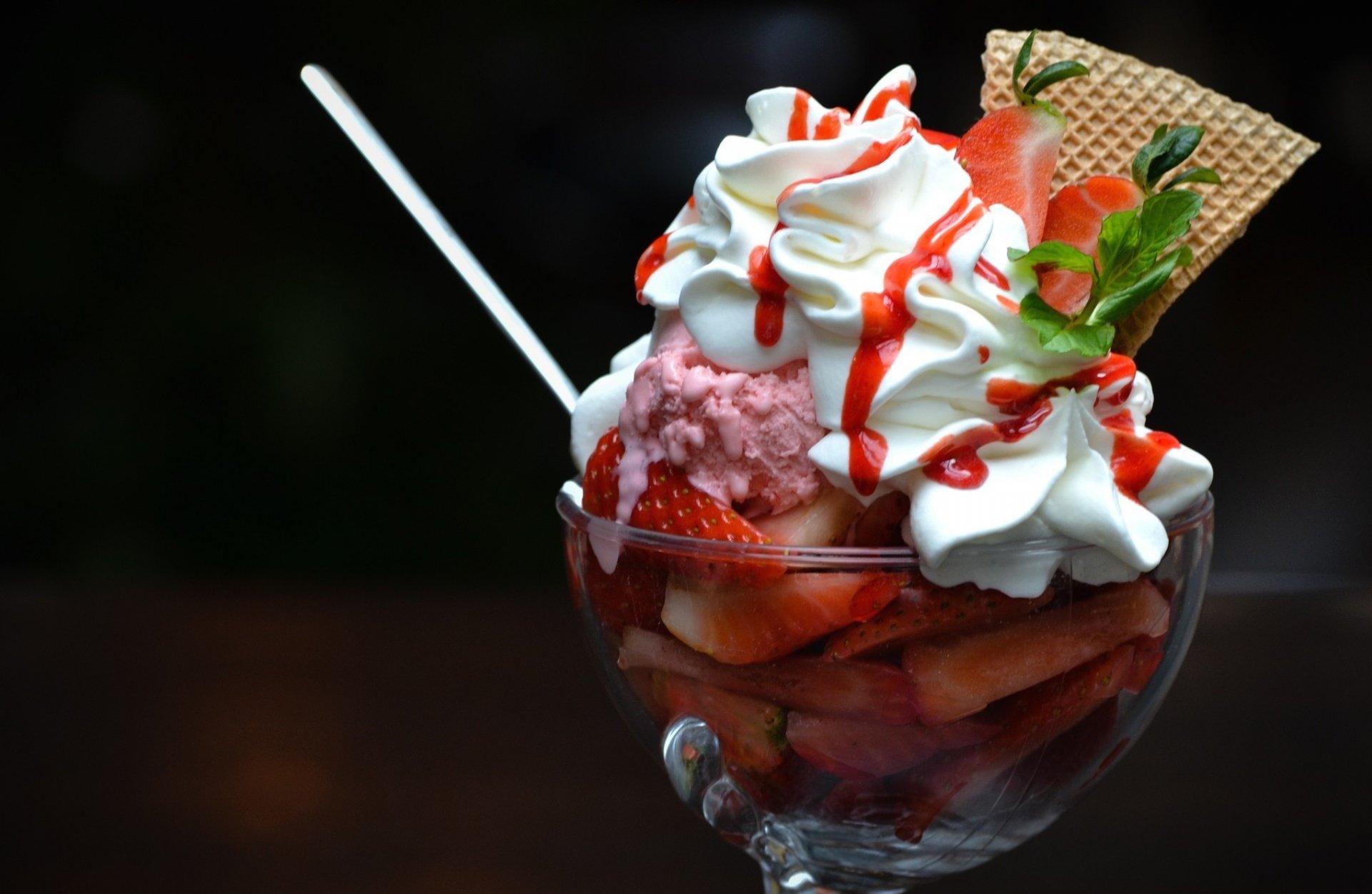 еда сладкое десерт мороженое пломбир клубника клубничный ягода листик размытие фон обои широкоформатные полноэкранные широкоэкранные широкоформатный