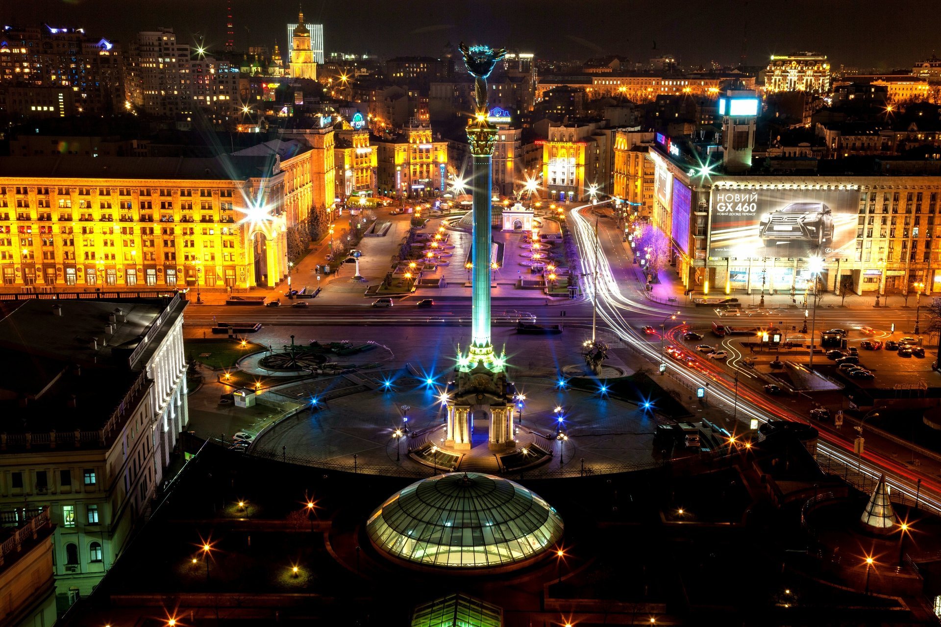 Площадь независимости в ночном городе Киев