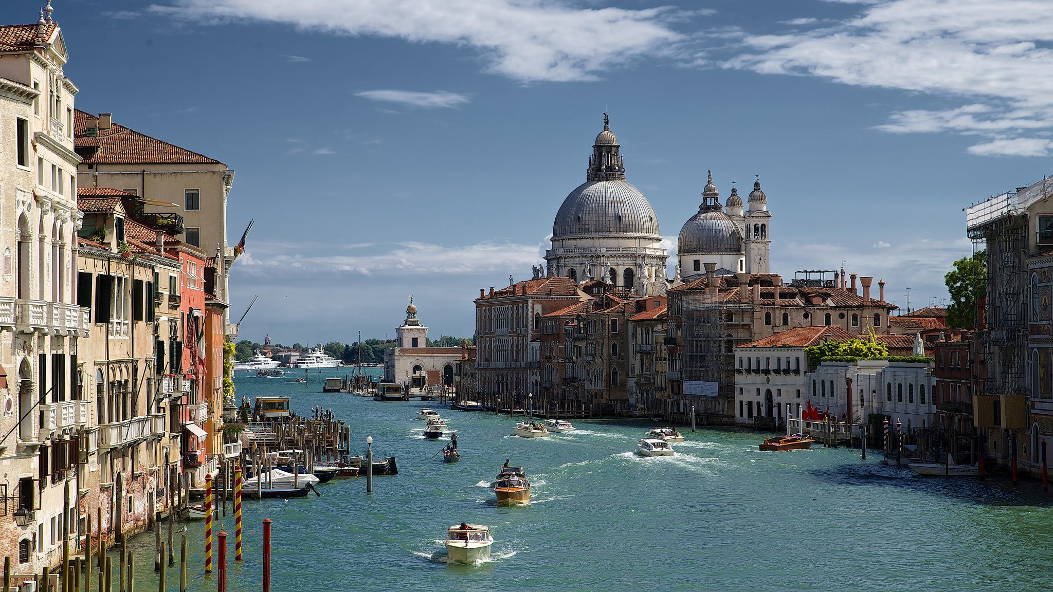 Красивые лодки в Венеции