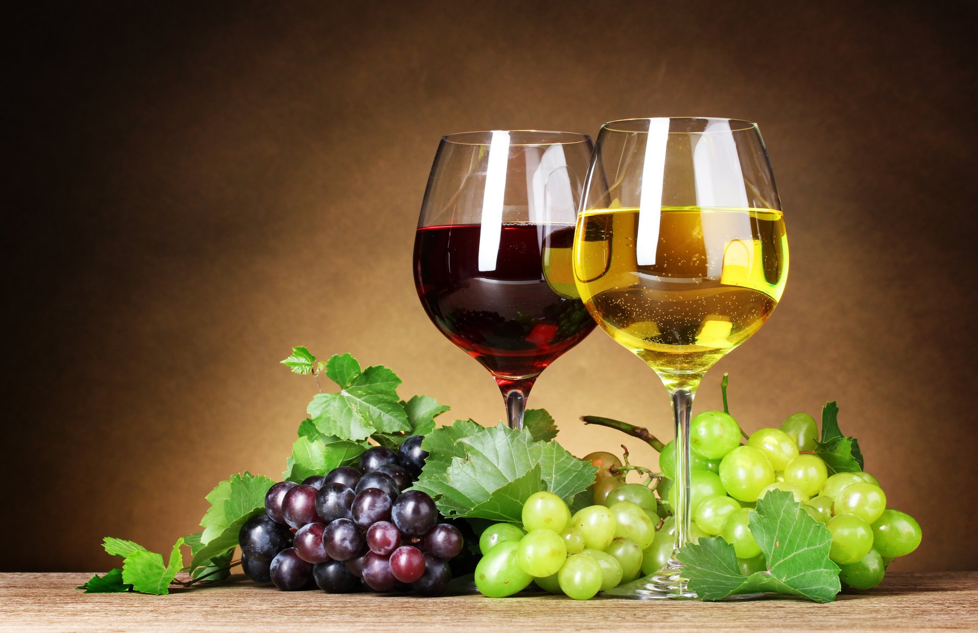 вино красное белое виноград грозди ягоды листья бокалы