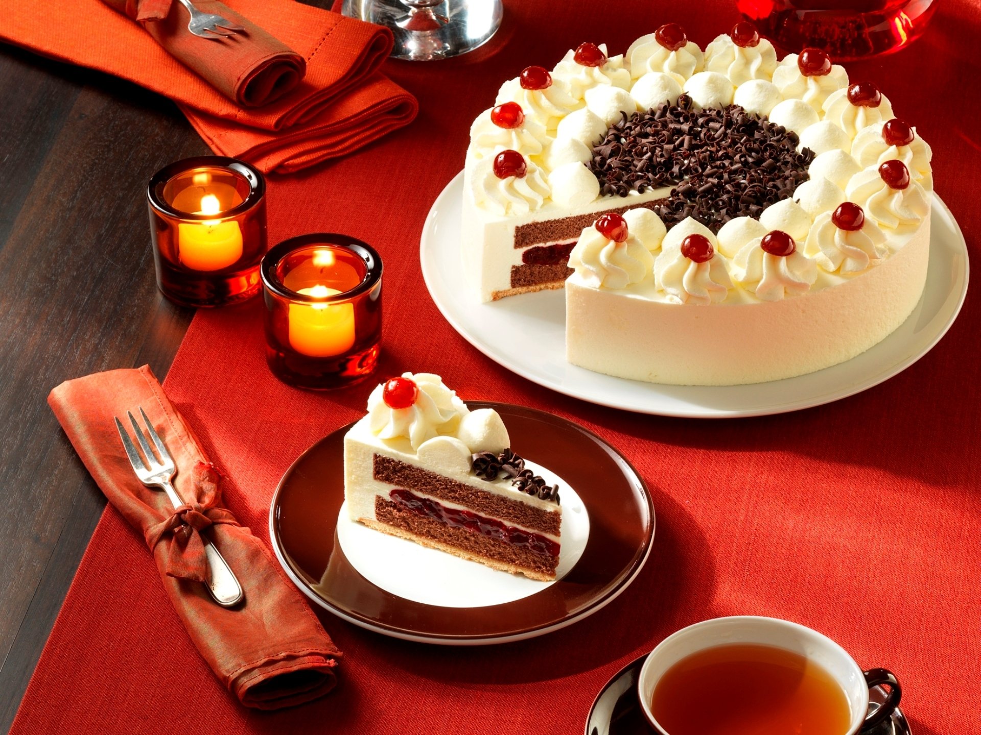 торт крем шоколадная стружка вишенки корж джем тарелка вилка свечи чай десерт выпечка еда
