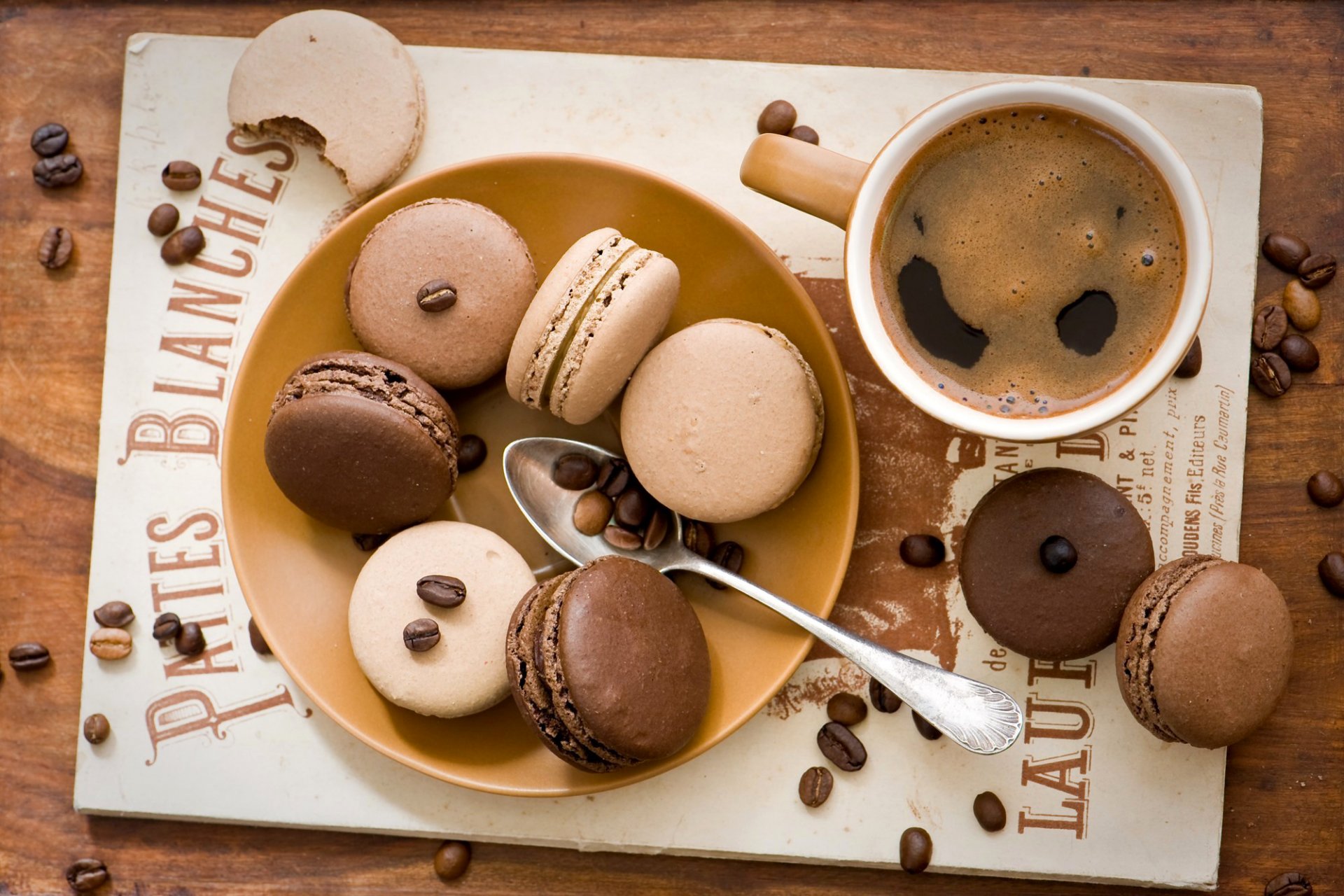 печенье macaron макарун шоколадное кофе чашка зерна тарелка ложка десерт сладости анна verdina