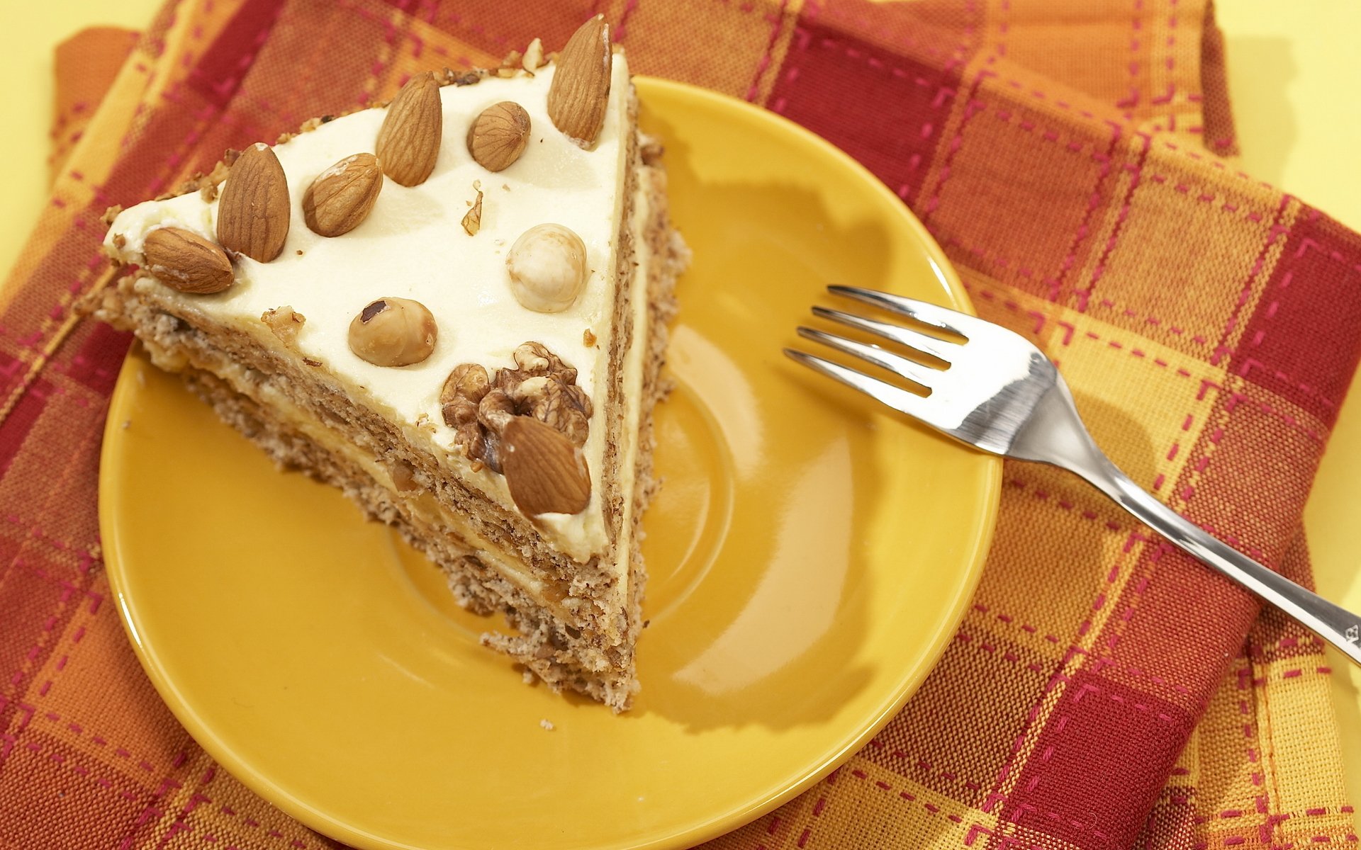 еда сладкое тортик пирожное кусок тортика крем шоколад орехи тарелка вилка салфетка оранжевый фон желтый фон
