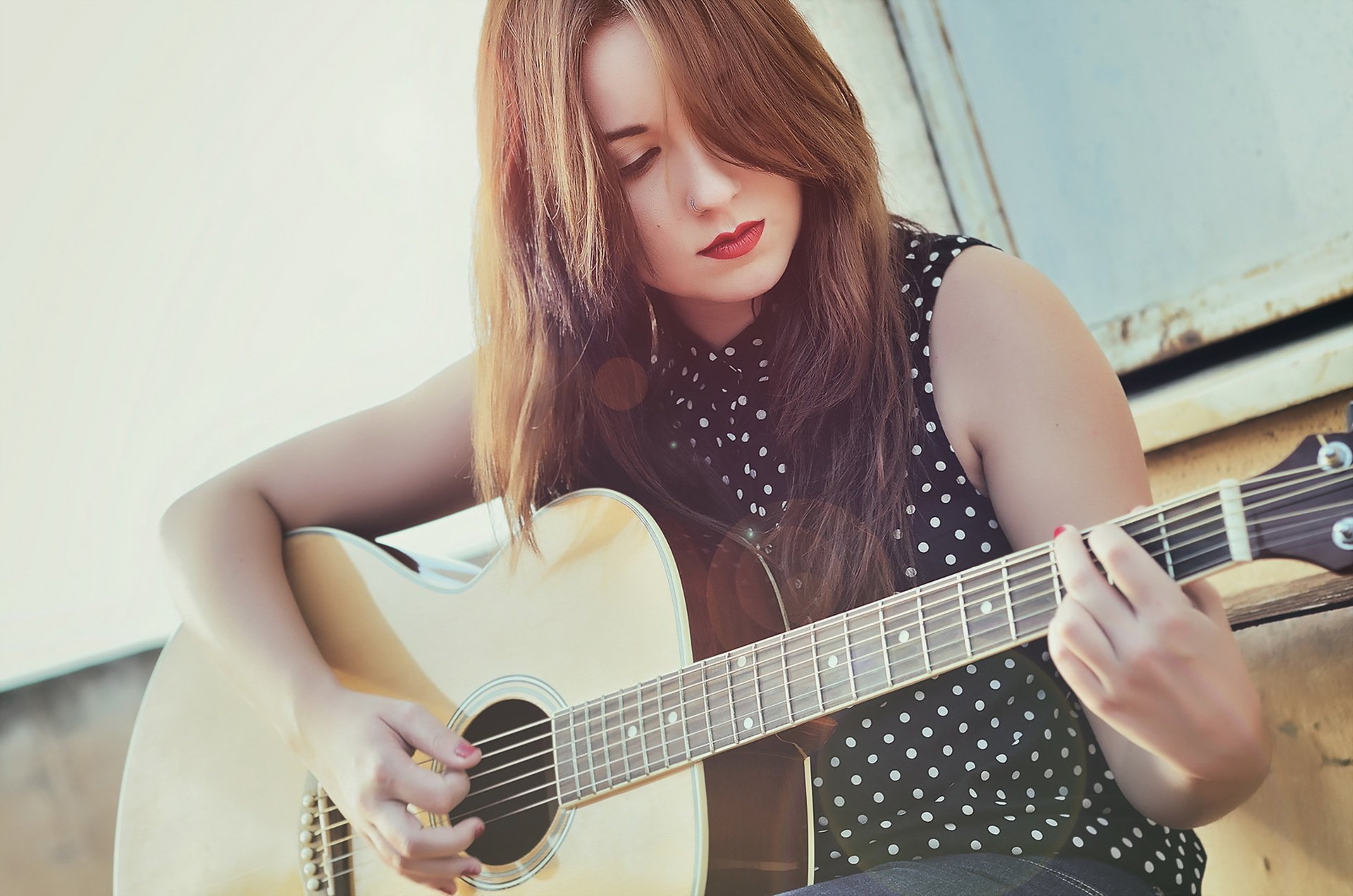 Красивая девушка под гитару