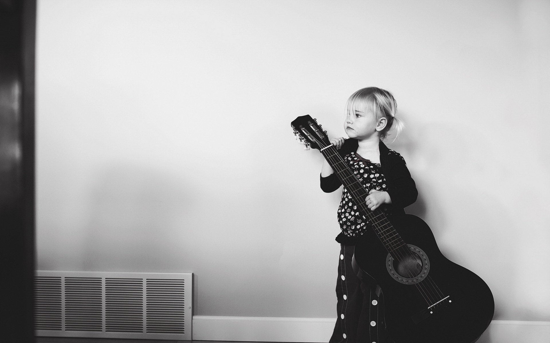 Красивая девочка поет песню. Девочка с гитарой. Маленькая девочка с гитарой. Гитара для детей. Фотосессия с гитарой в студии.