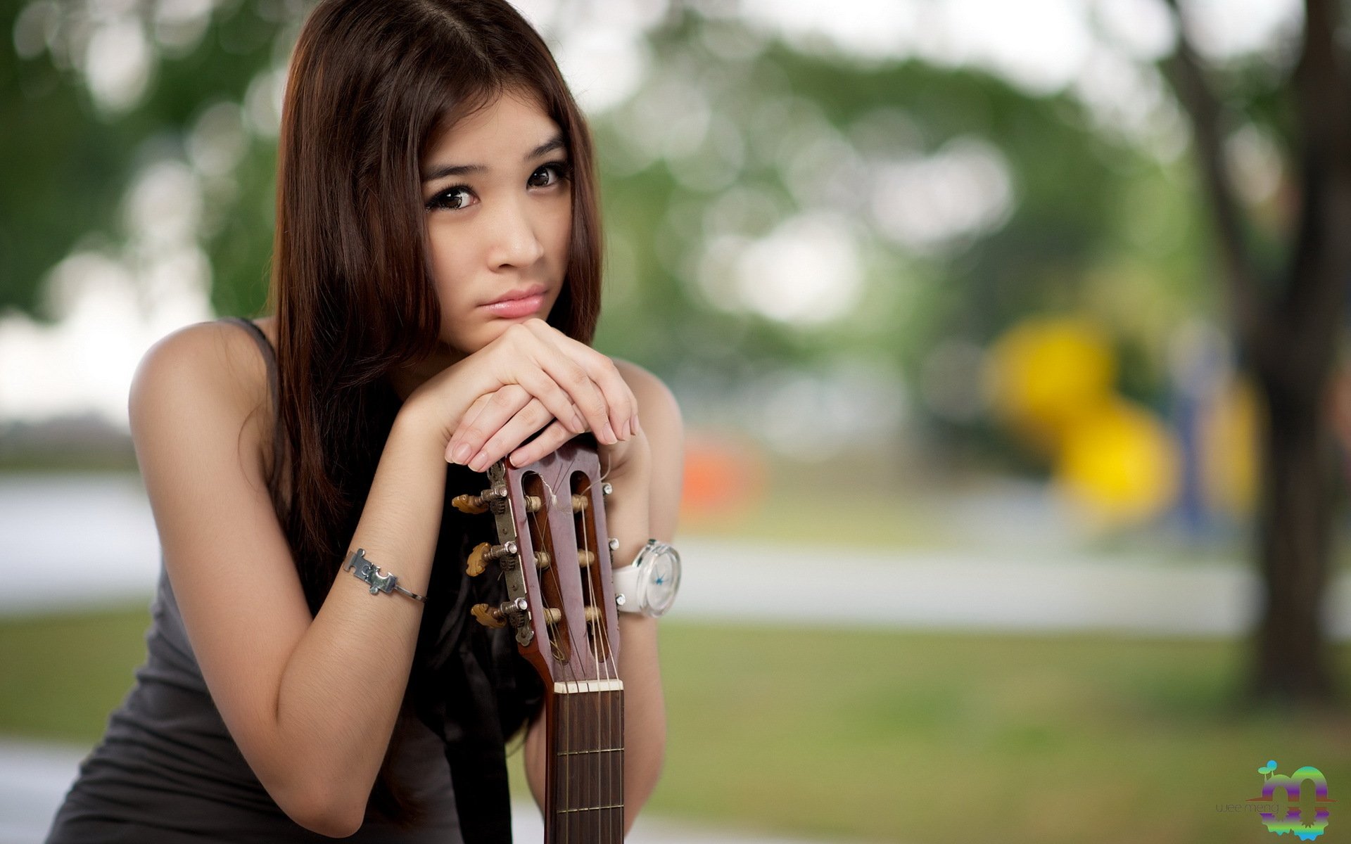Девушка очень красива поет. Девушка с гитарой. Красивые кореянки поют. Китаянка поет. Девушка с гитарой на природе.