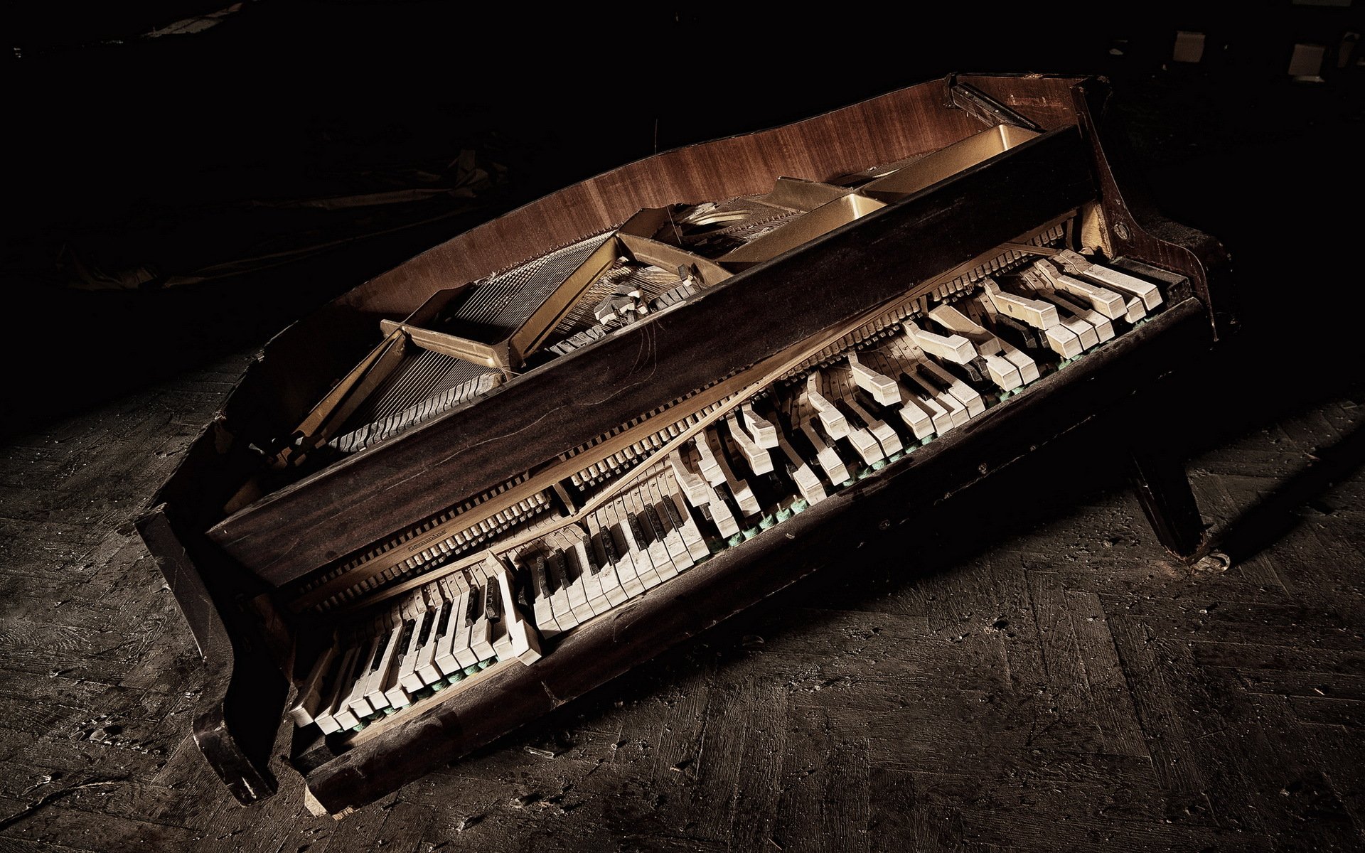 Музыку разбитая. Пианино музыкальный инструмент. Старинное пианино. Разбитое пианино. Сломанное пианино.