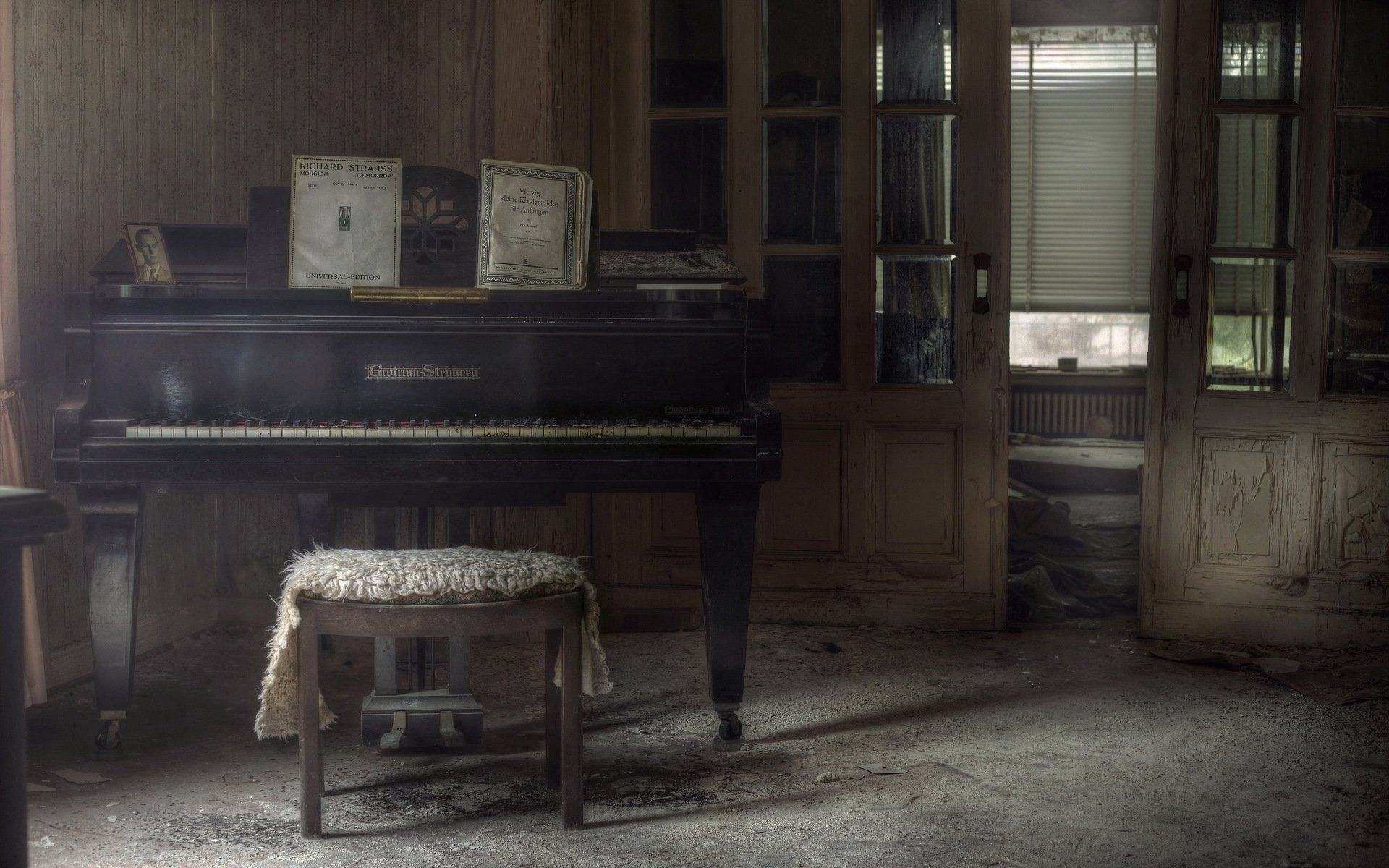 пианино в старинном здании скачать